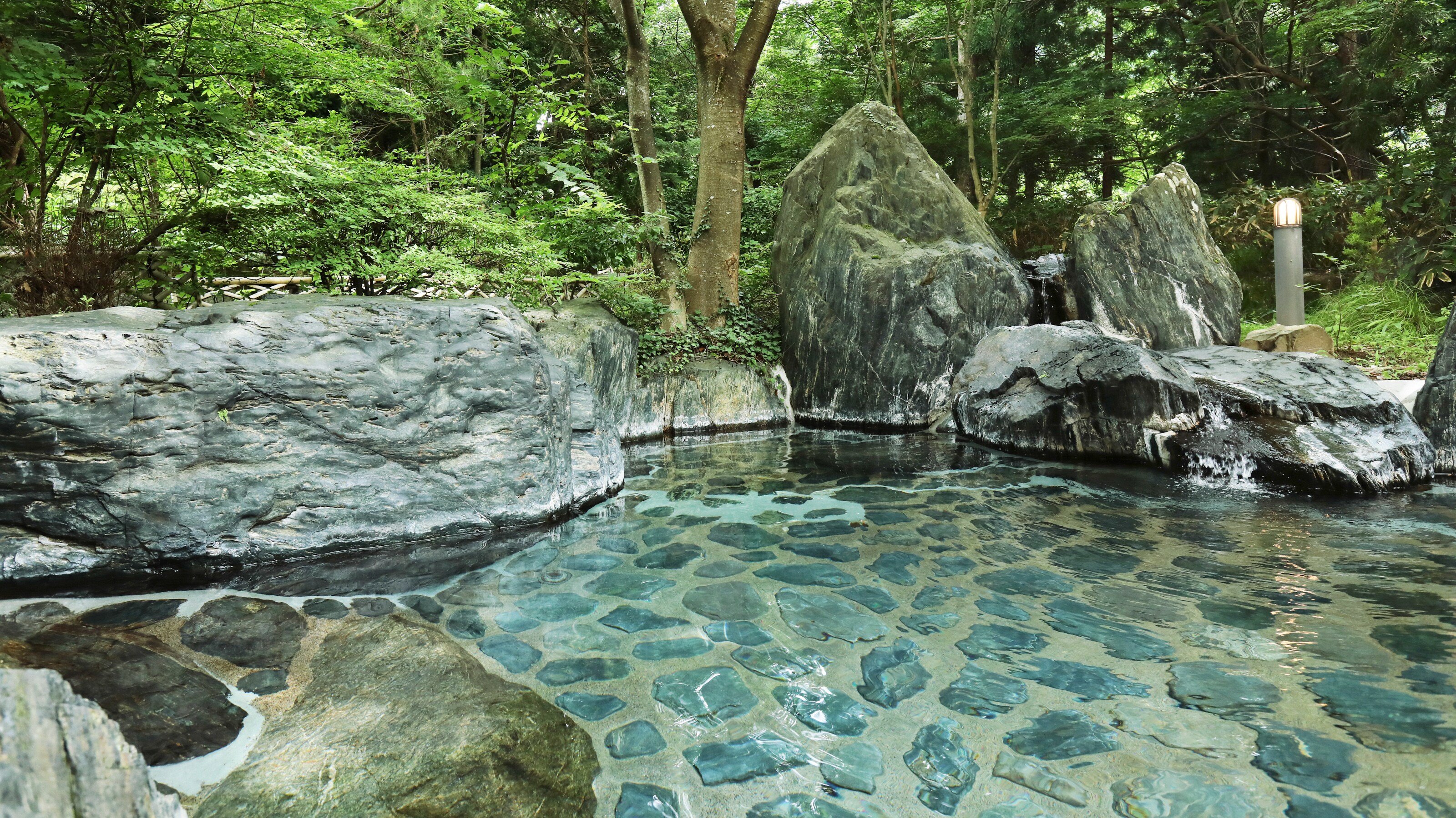 Open-air bath: An open-air bath with natural hot spring water.