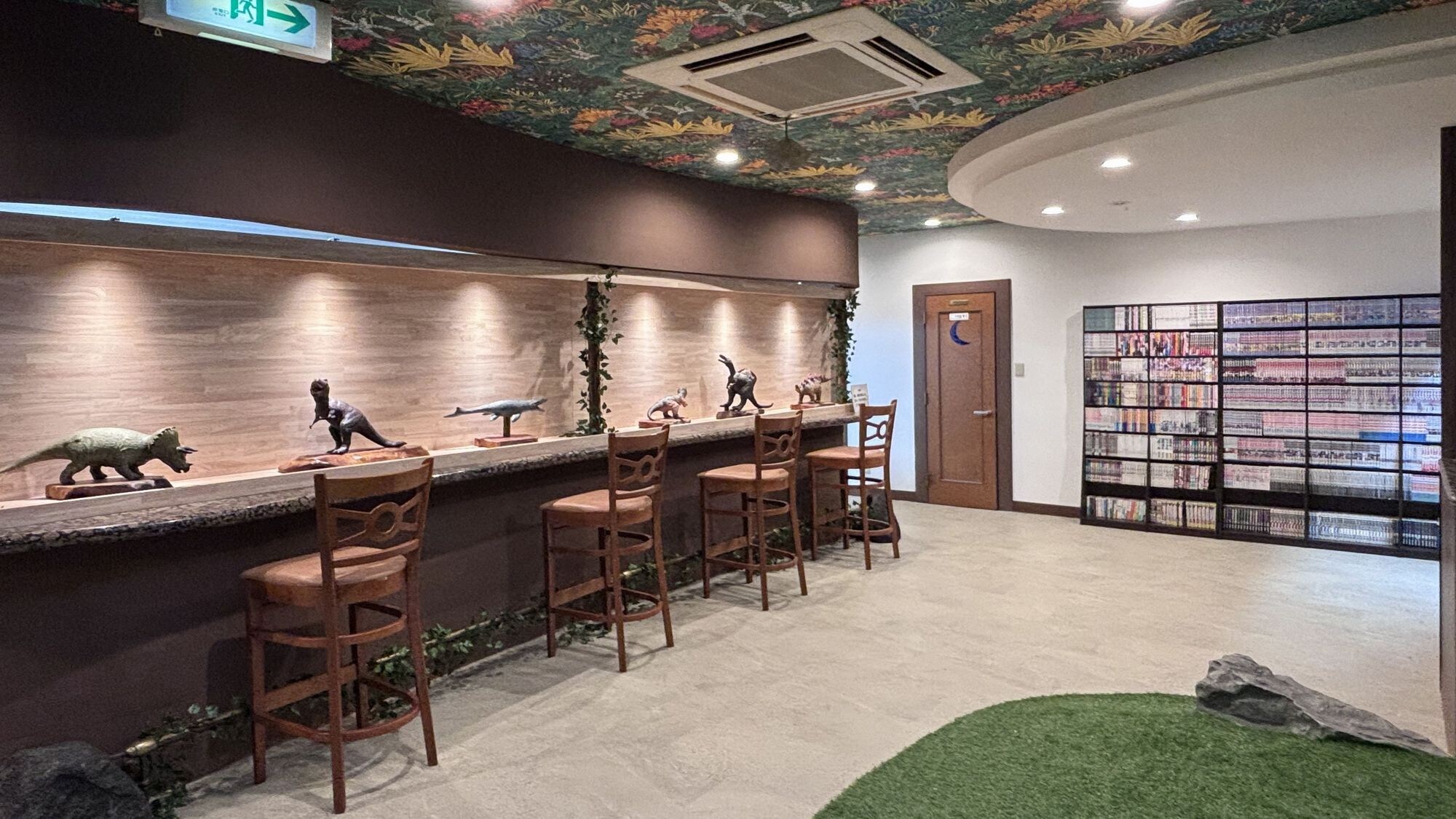 【공룡의 숲】공룡에 둘러싸인 공간에서 만화도 즐길 수 있다