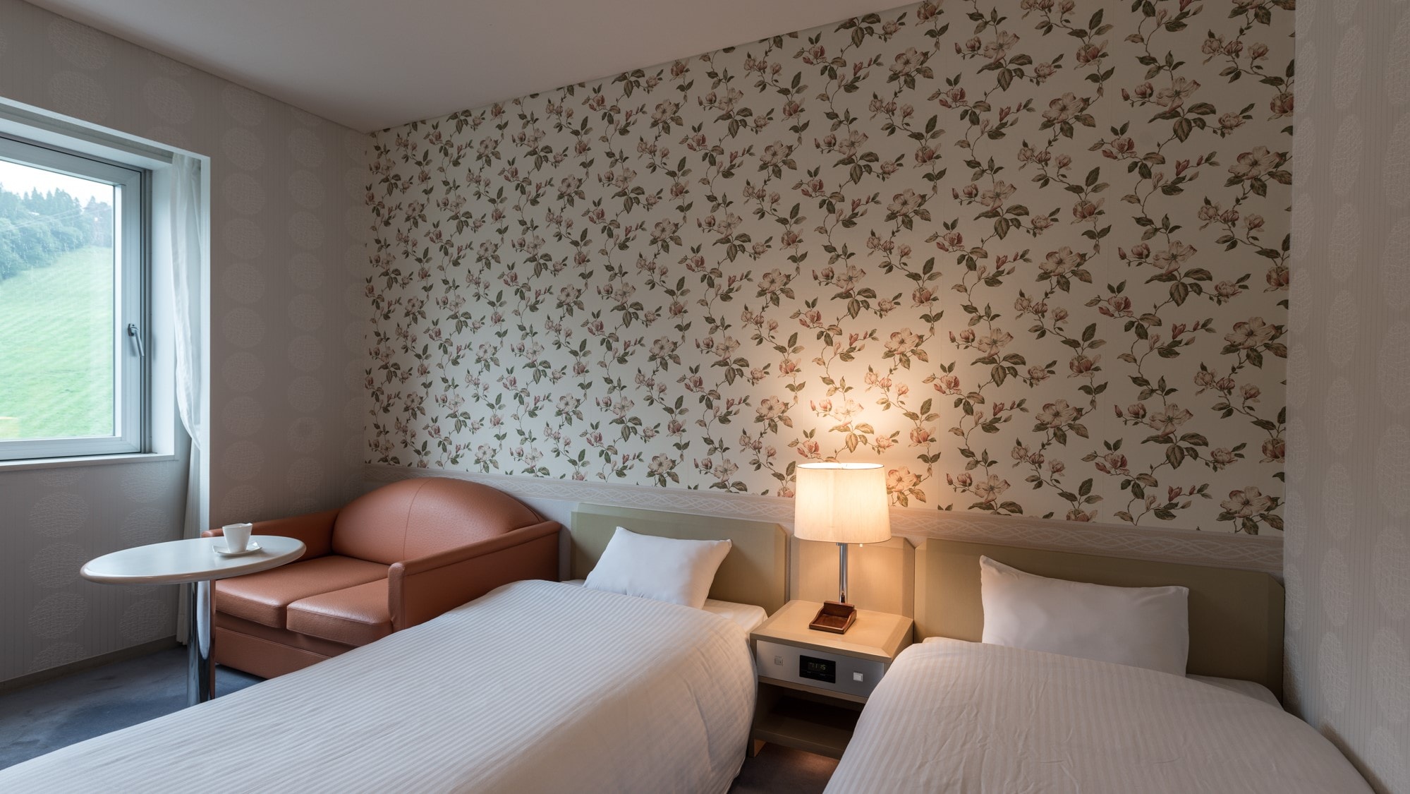 [Mountain View Twin] Located on the 6th floor and above, this Western-style room offers a beautiful view of Zao.