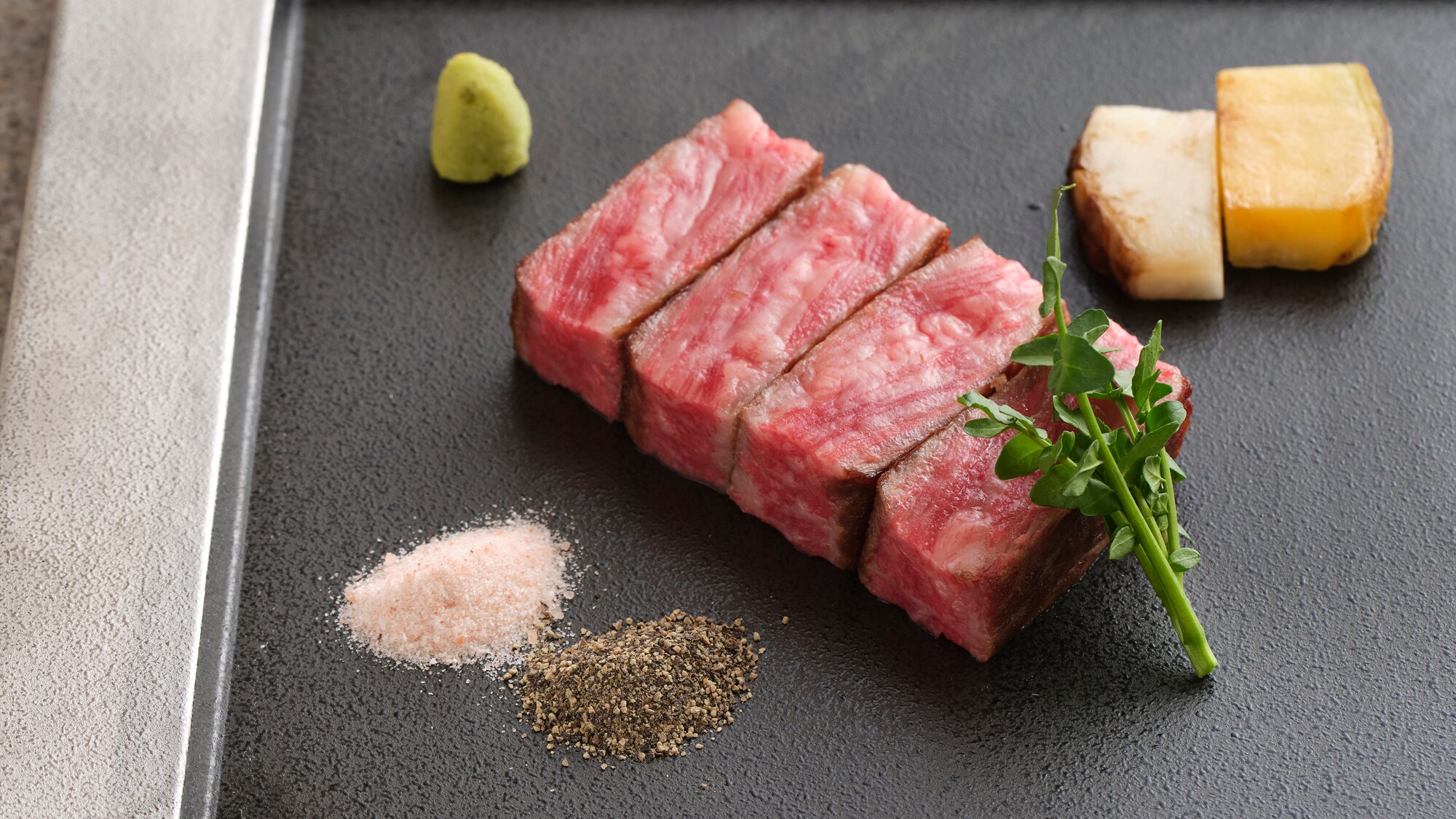 Một miếng thịt bò Yamagata hảo hạng, tan chảy trong miệng và thơm ngon. Khoảnh khắc xa hoa chỉ diễn ra sau một miếng cắn.
