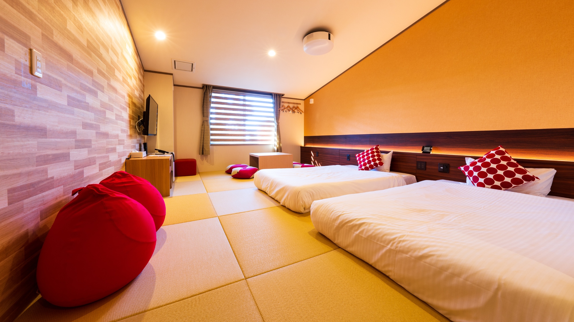 [附樓緊湊的日式房間] 一個簡單的日式房間，您可以隨意住宿。有了榻榻米，帶小孩也可以放心！