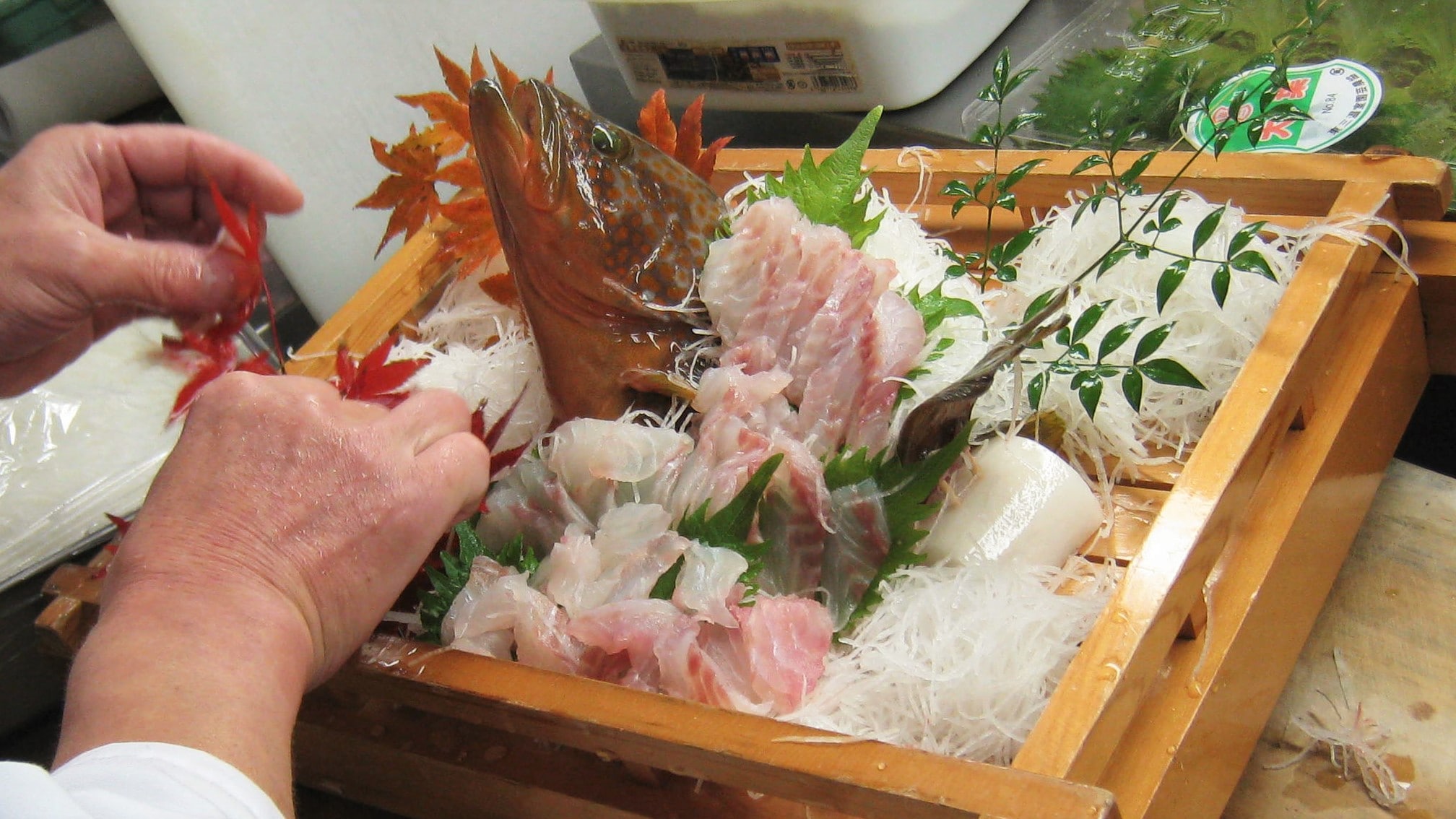 【原汁原味的活魚】採用專業烹調技術快速加工，以原汁原味的形式呈現。