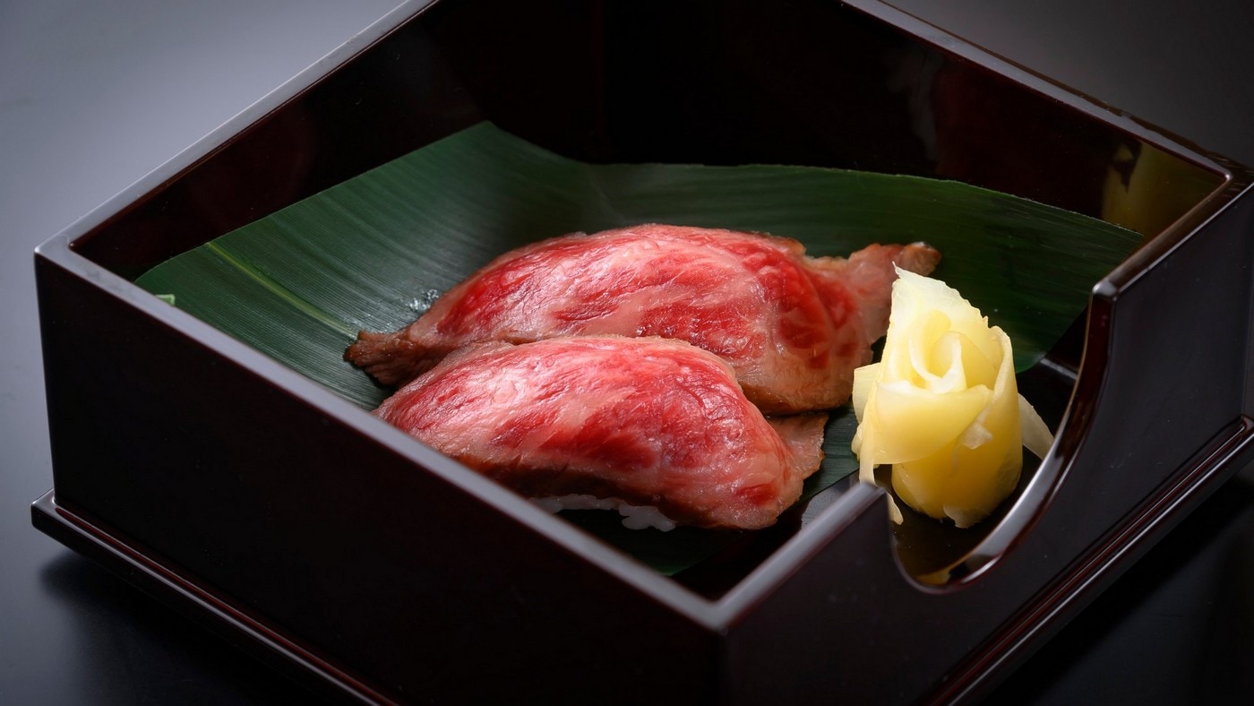 [Seared Koshu beef sushi] Enjoy the tender meat and delicious flavor in sushi.