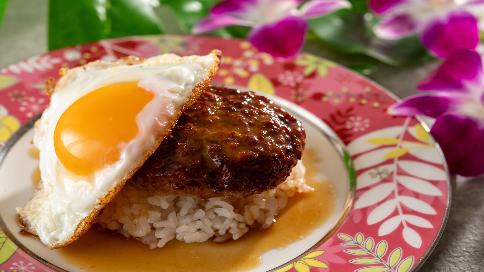 ภาพบุฟเฟต์อาหารเย็น Classic Loco Moco Corner สเต็กแฮมเบิร์กและไข่ดาว แฮชบราวน์