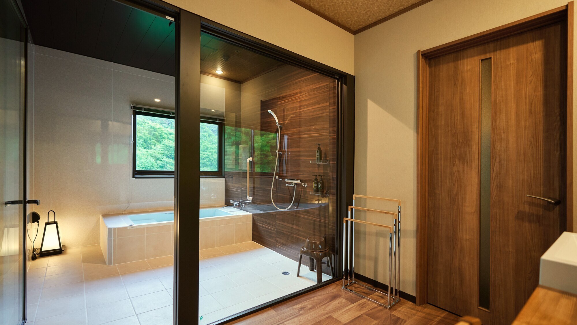 Direnovasi pada tahun 2015 ◆ Kamar twin sudut dengan ruang tamu dan kamar mandi luas, 55 meter persegi, contoh