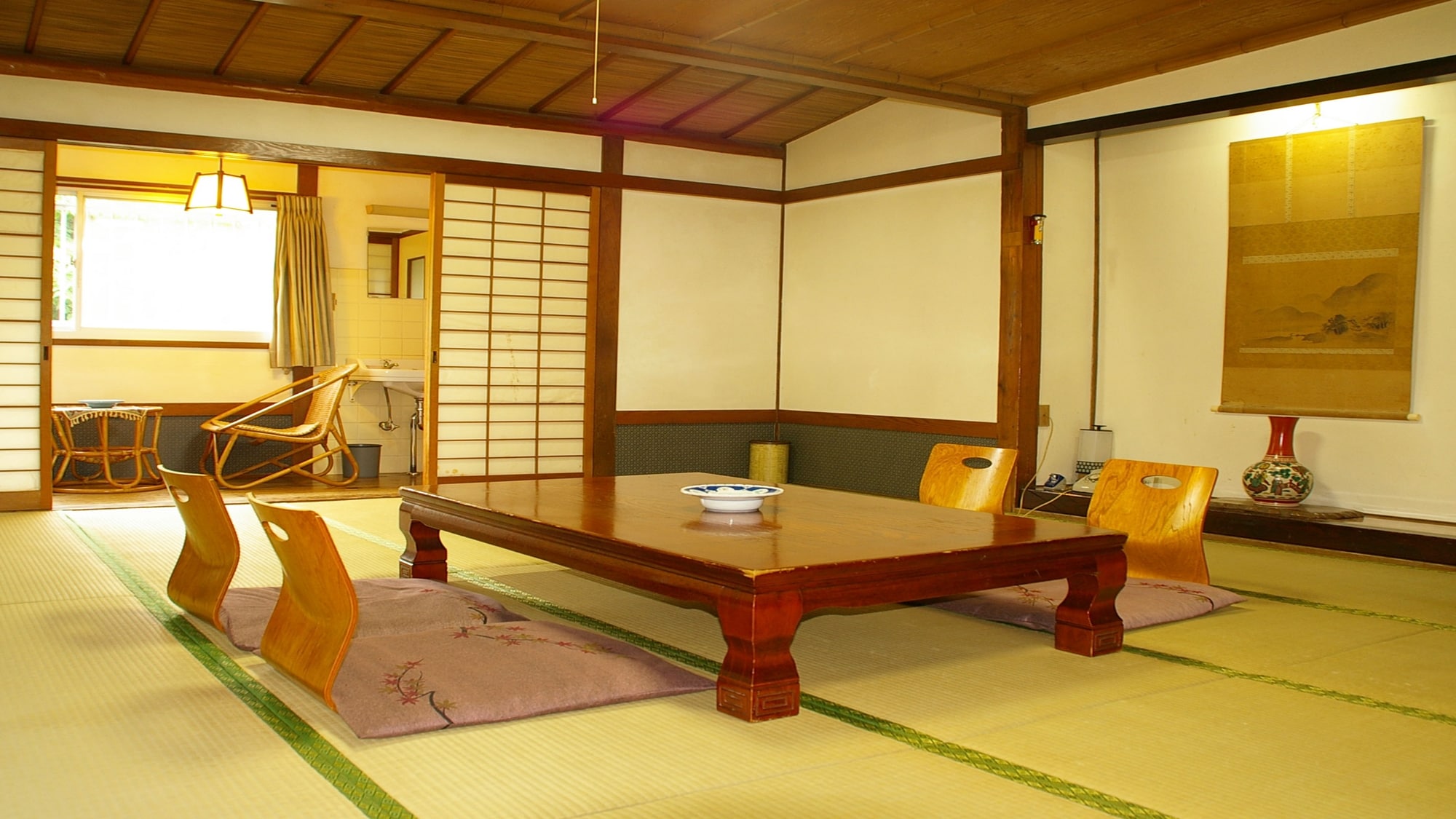 *[Example of a guest room] Please relax in your room.