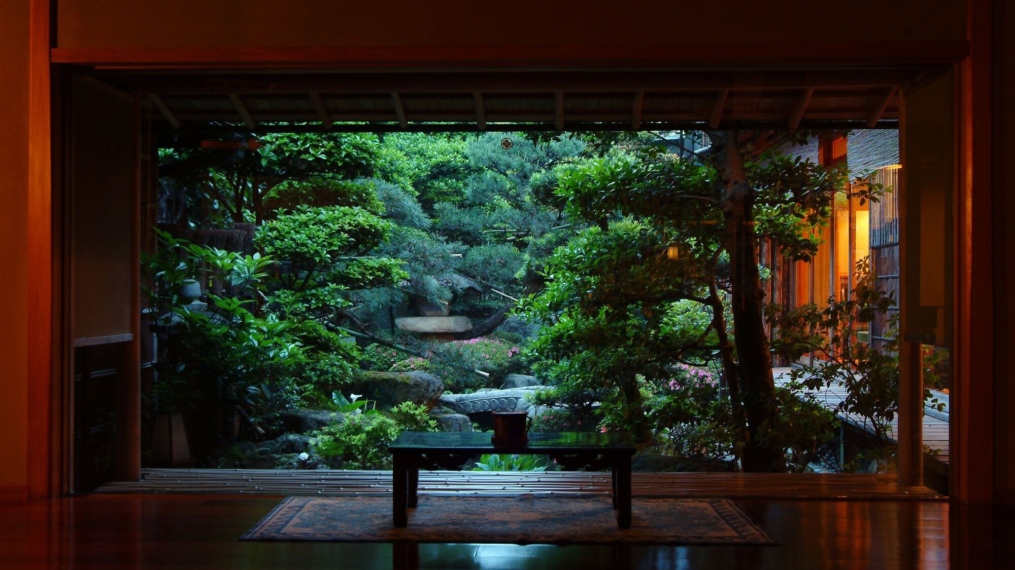 로비에서 바라보는 촉촉한 차분한 분위기의 일본 정원