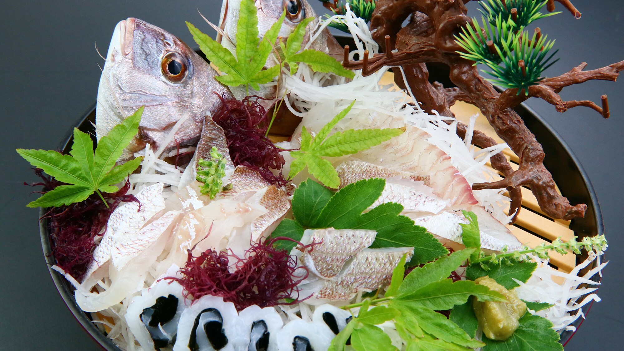 - 船式時令鮮魚拼盤 - 新鮮捕獲的當地鮮魚，烹調後仍新鮮