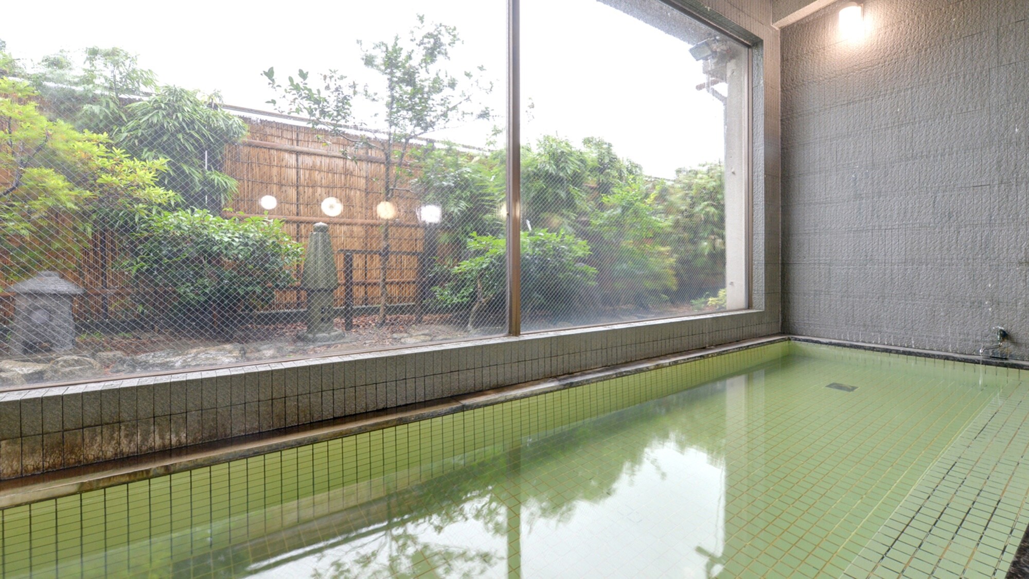 *Large public bath/Natural hot spring with abundant water. Let's relieve your daily fatigue in the hot spring with excellent healing powers.