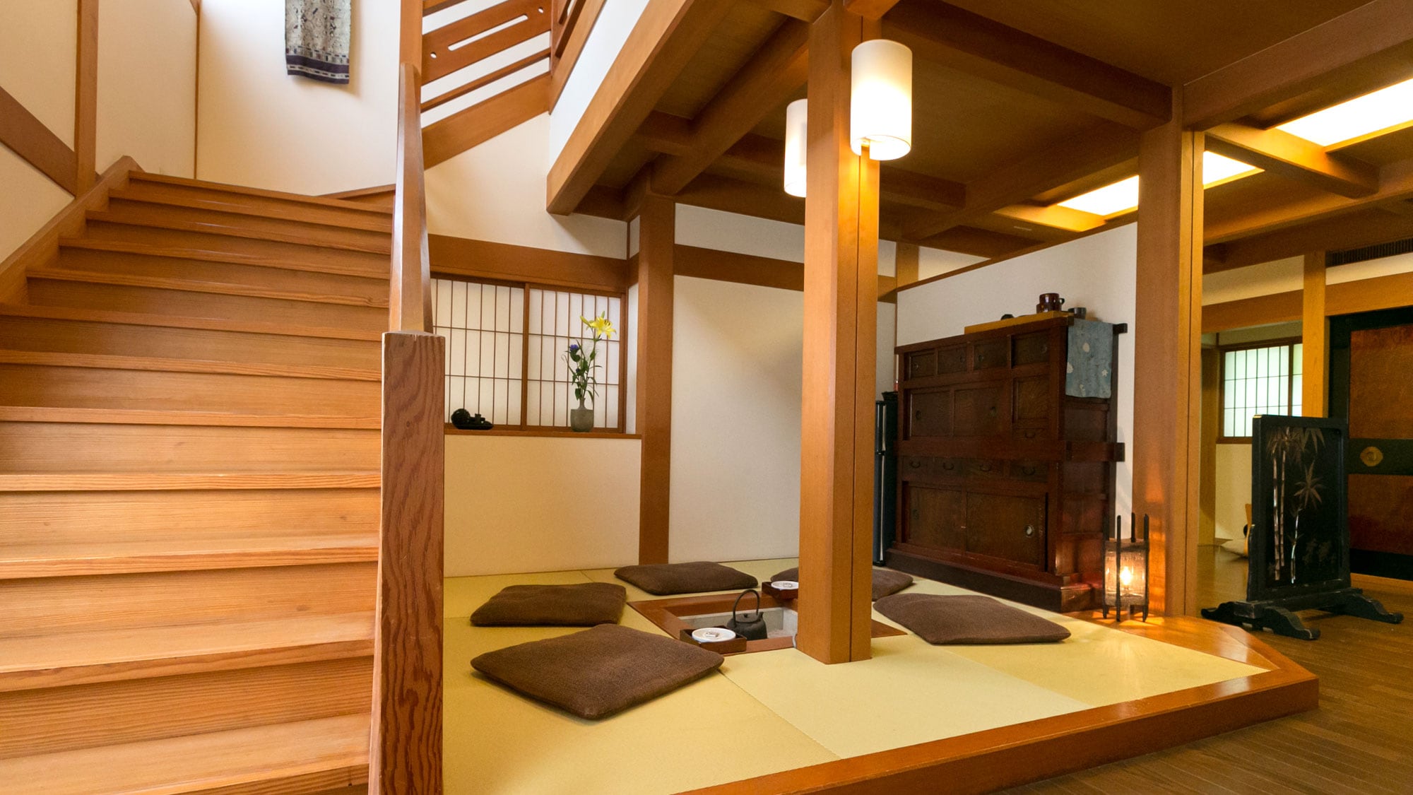 [Away Seiranso "Yamaboshi"] Kamar tamu maisonette mewah yang terhubung ke lantai dua dari perapian.