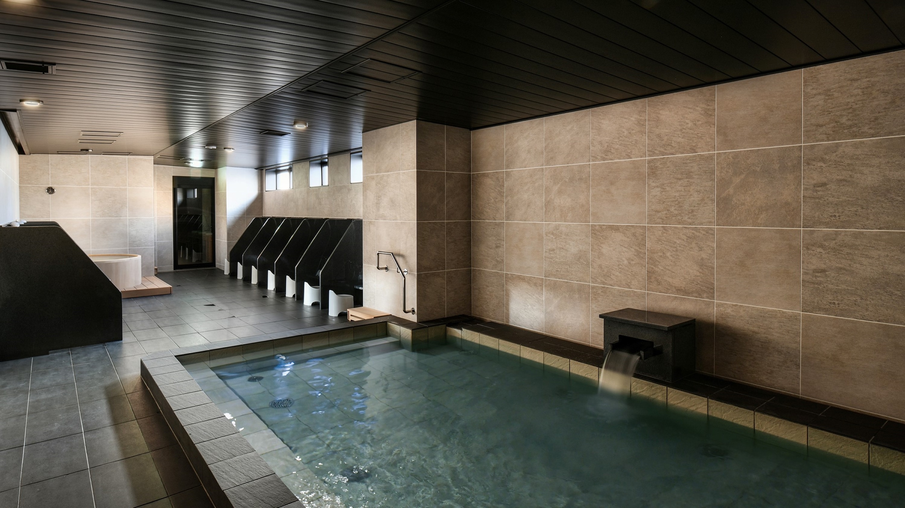 Large communal bath 6: 00-10: 00 (last admission at 9:30) / 15: 00-15: 00 (last admission at 0:30)