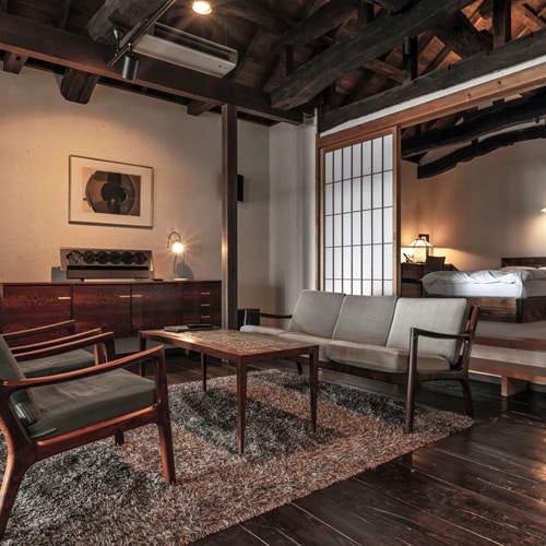 [Villa: Yu-yu-] Please relax in the living room where you can enjoy the four seasons of the Izu Kogen.