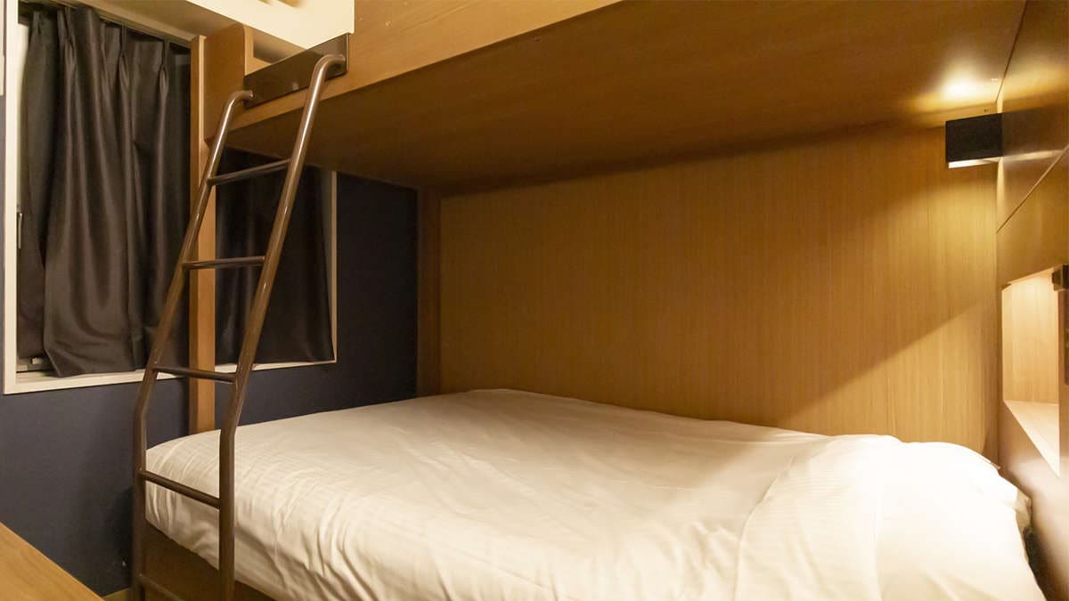 Comes with a loft bed that is popular with children.