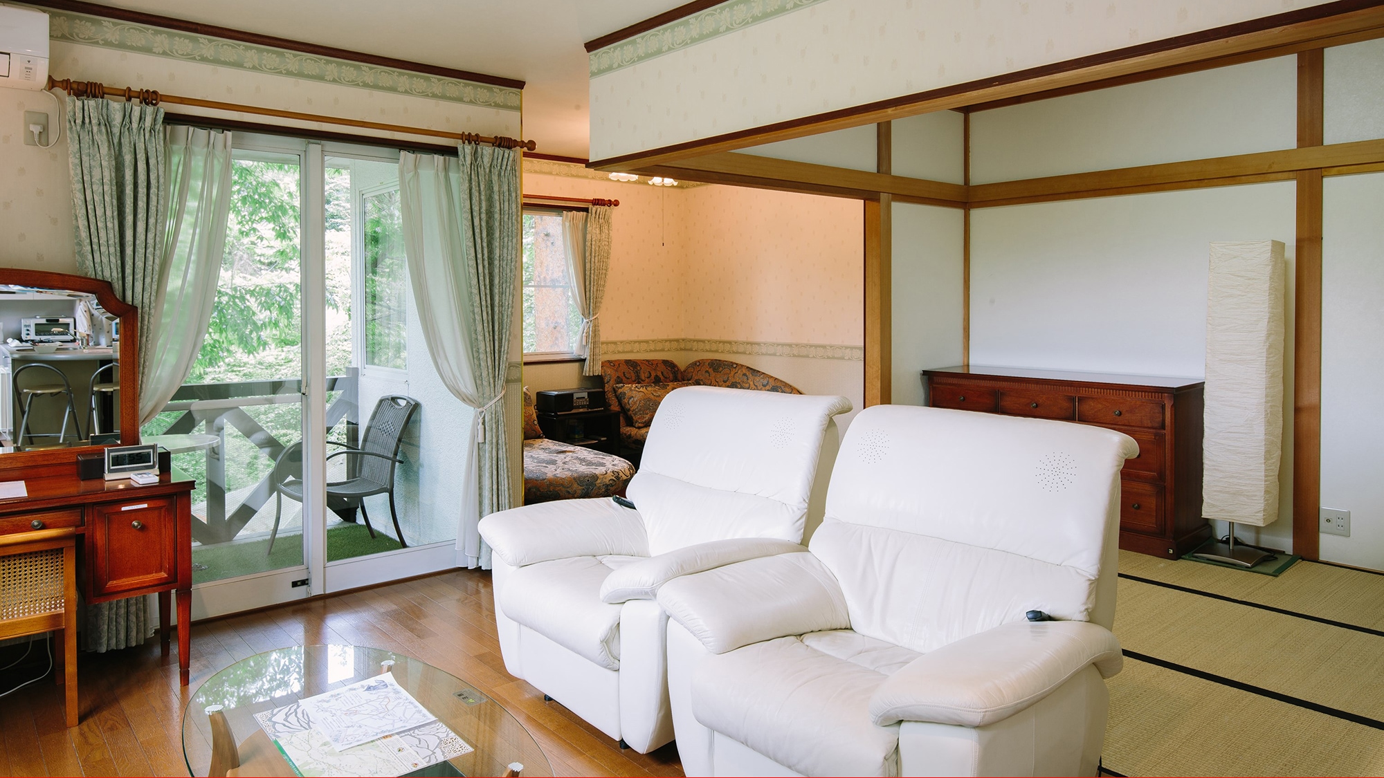 All rooms are over 40㎡. An example of a clean and spacious room. There is also a Japanese-style room, which is popular with children ♪