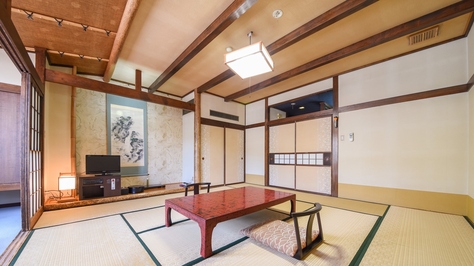 *Example of a guest room/10 tatami Japanese-style room. Lose track of time in this extraordinary space and relax in silence.