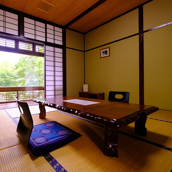 [Japanese-style room 8 tatami mats]