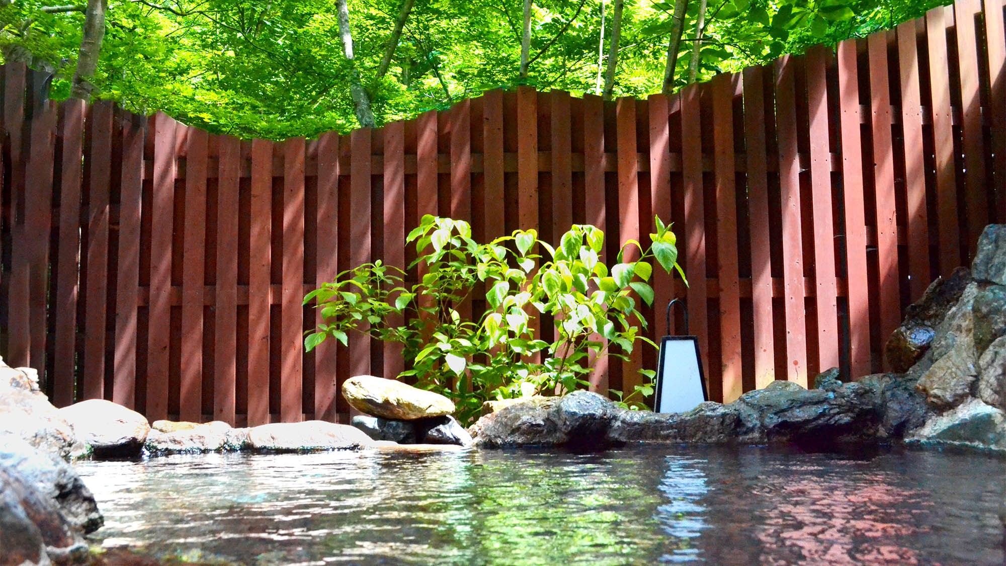 ・[Men's open-air bath] Relax while listening to the babbling of the river nearby.