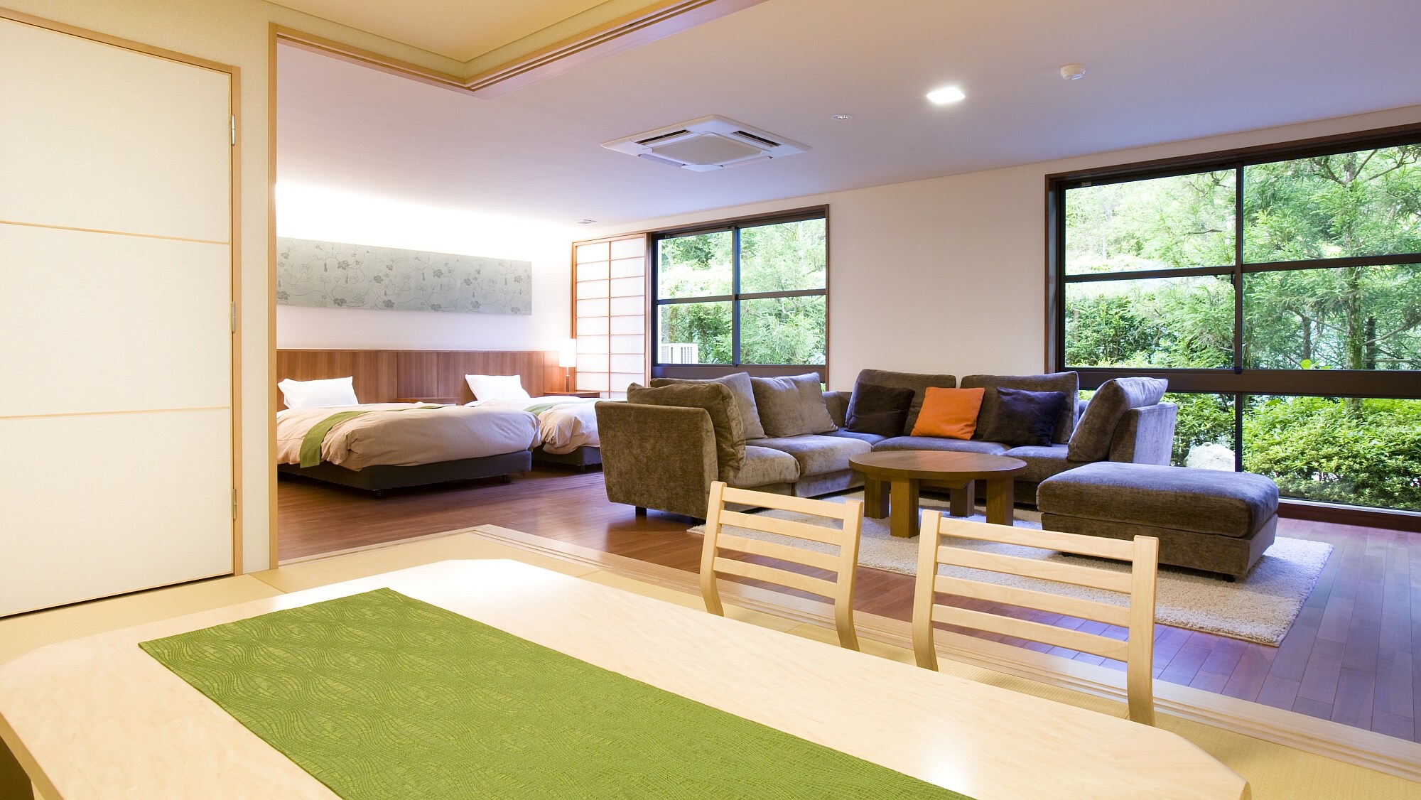 Example of a Japanese-Western style suite (2)