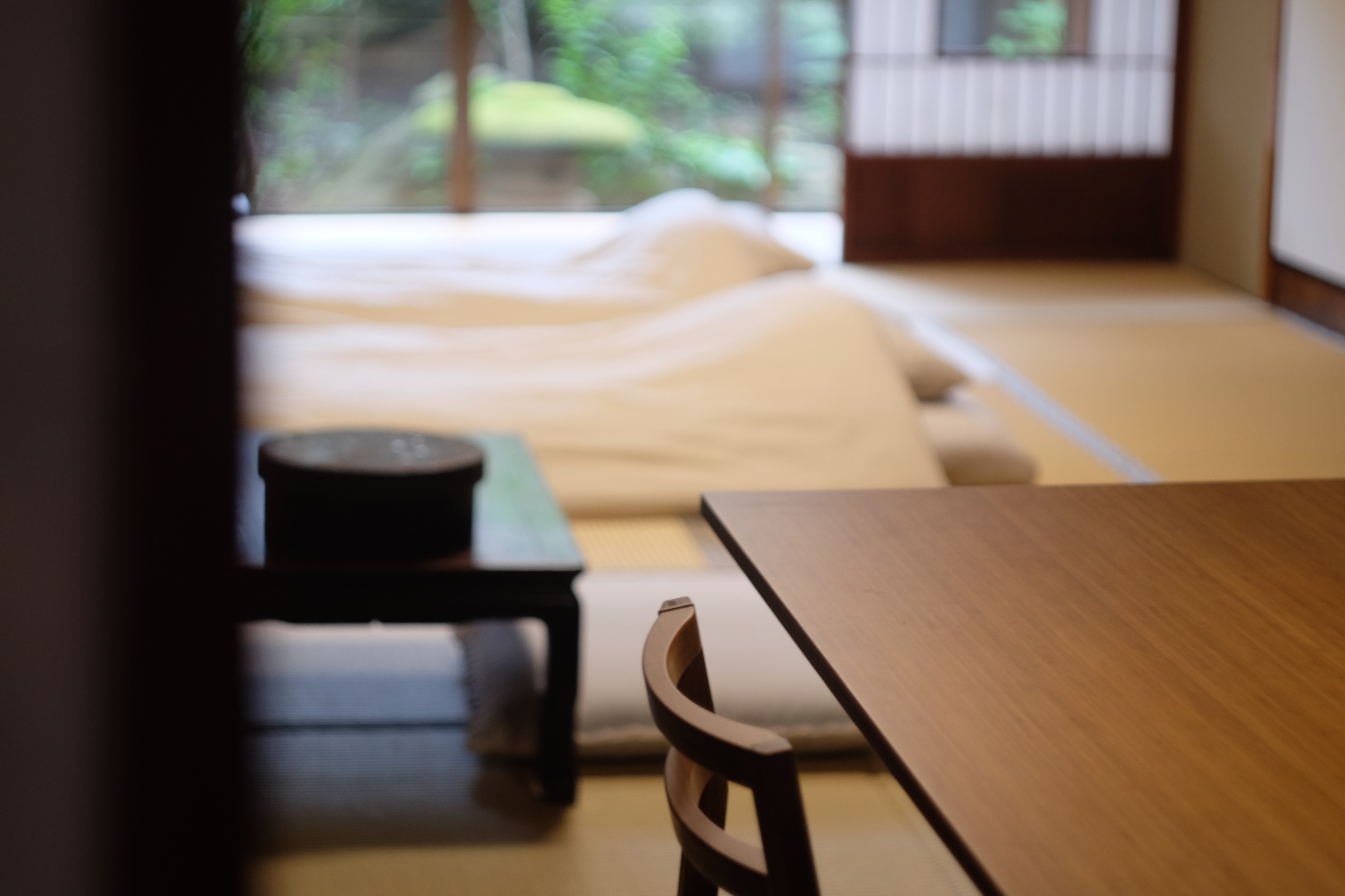 Set meja bambu dengan desain yang lentur