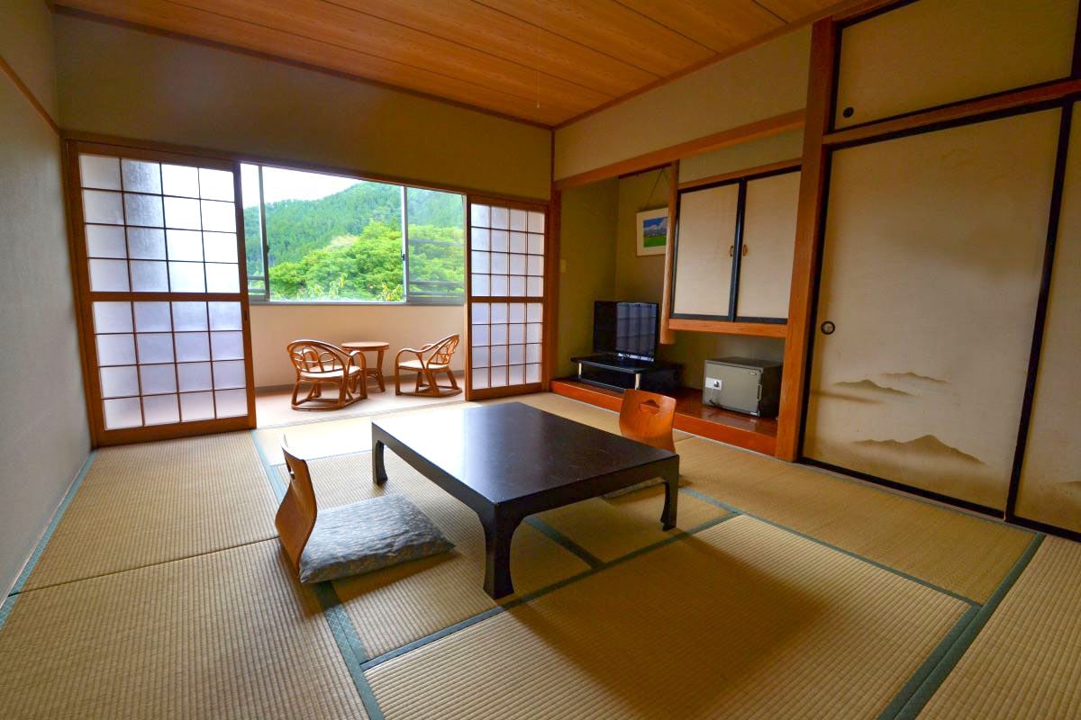 Annex Japanese-style room (with toilet and washbasin)