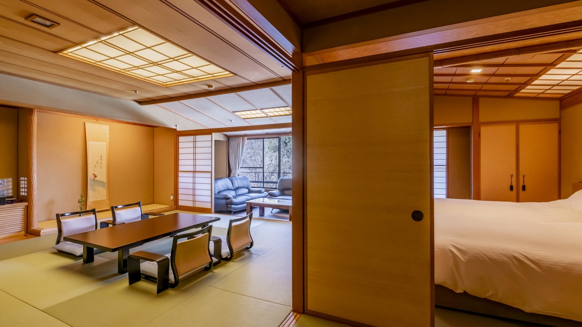 Renewal in January 2019. A Japanese-Western style room with twin beds in one of the two-room rooms