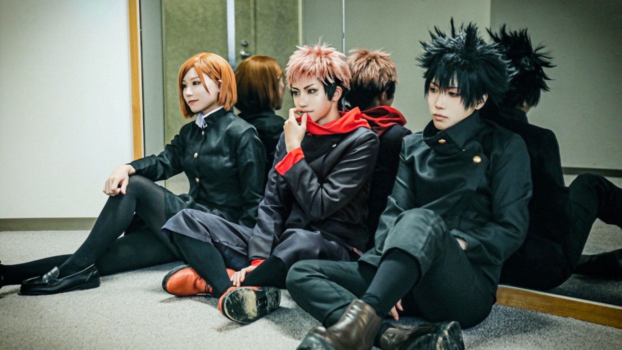 Pemotretan cosplay dapat dilakukan dengan latar belakang alam sekitar, cottage, dan interior hotel