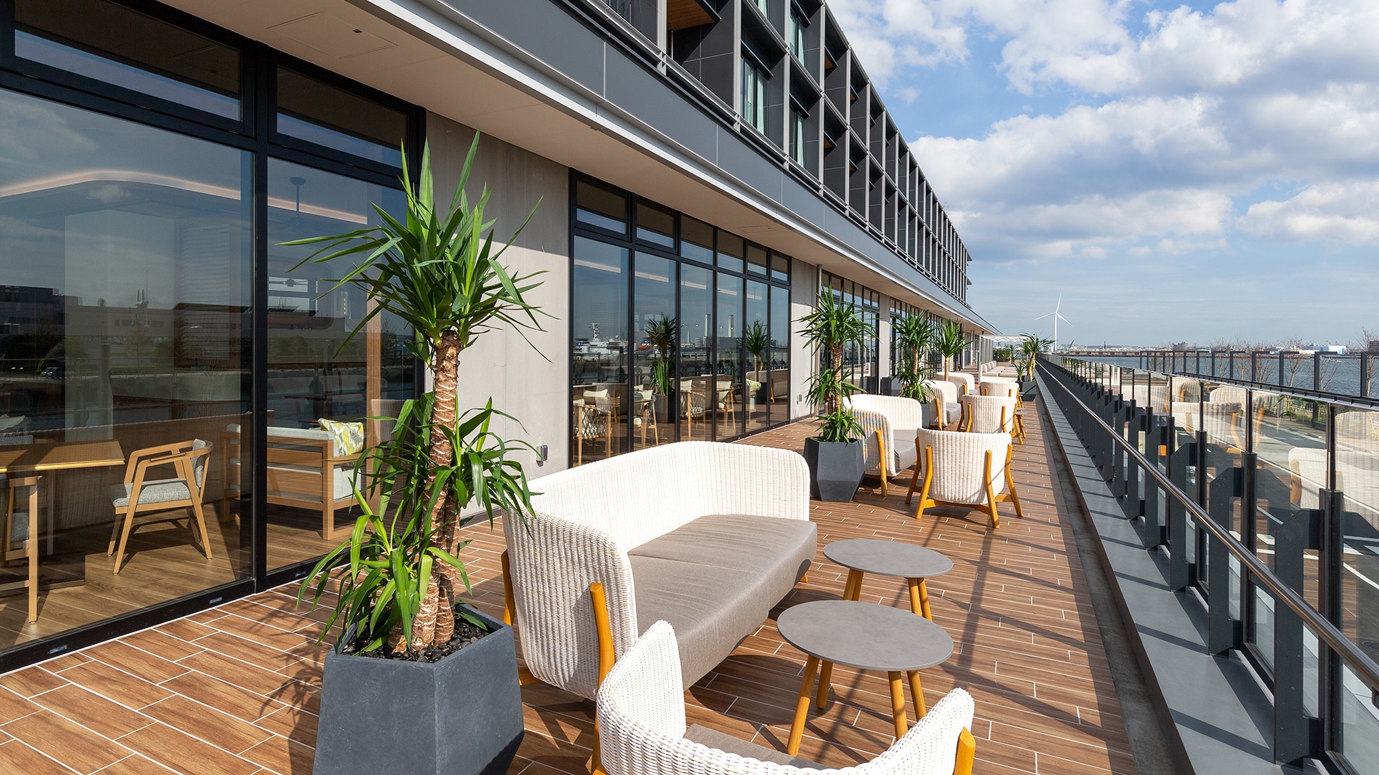 ร้านอาหารและบาร์ ที่นั่งกลางแจ้งแบบ "Larboard"