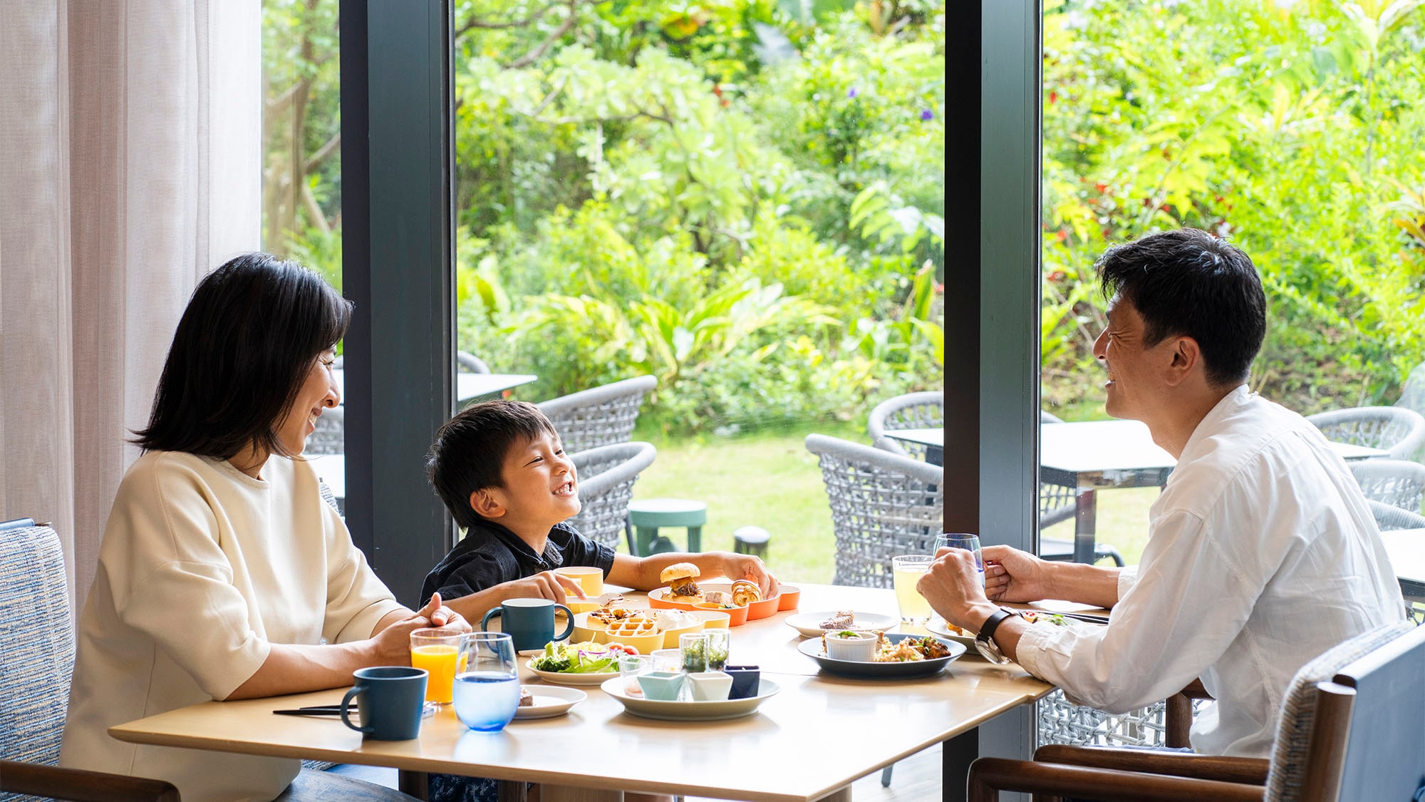 [All-Day Dining Azur] ร้านอาหารเปิดให้บริการตลอดวันโดยเสิร์ฟวัตถุดิบจากมิยาโกจิมะและอาหารนานาชาติ