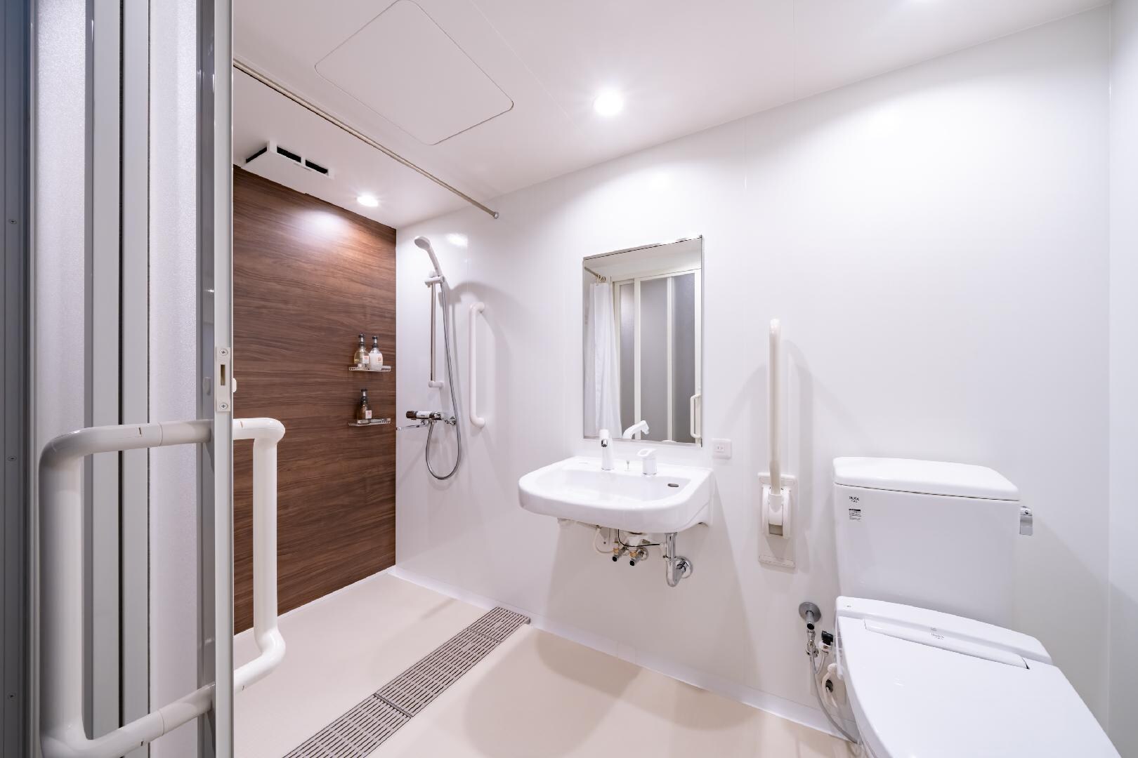 Shower and toilet (twin room)