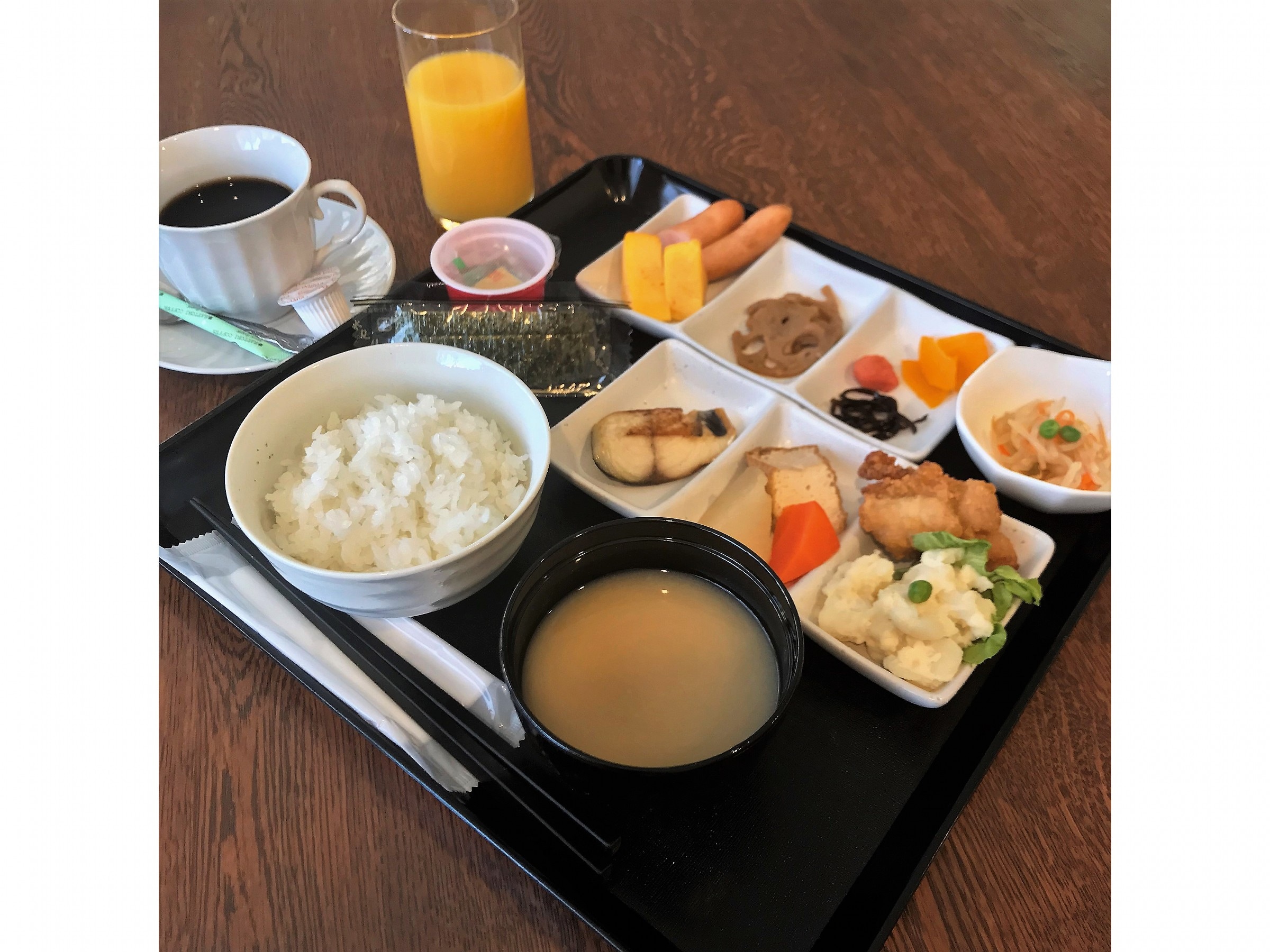 A nutritionally balanced Japanese set meal. Coffee and orange juice are also available.