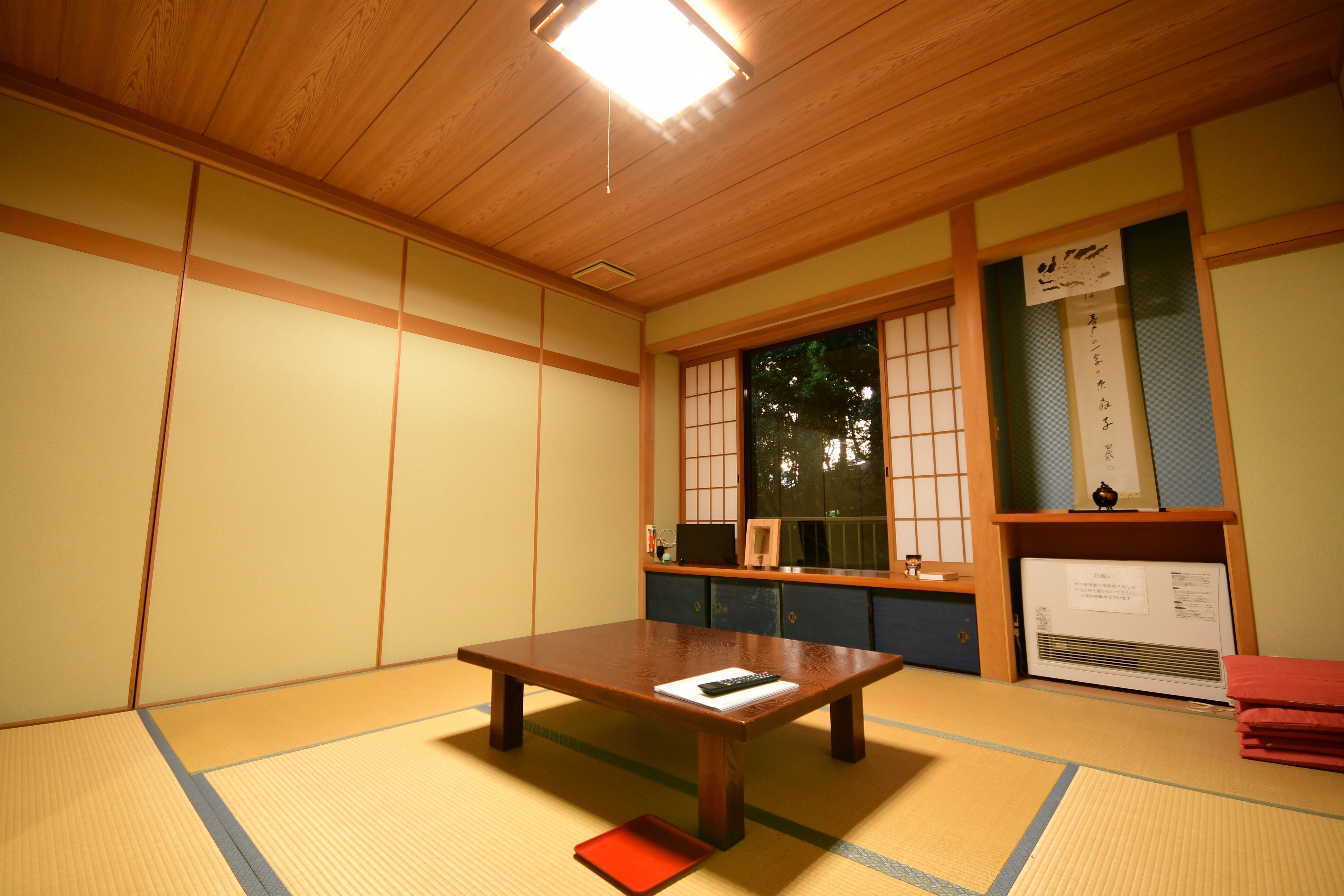 Example of a Japanese-style room (8 tatami mats) (with air conditioning and Wi-Fi)