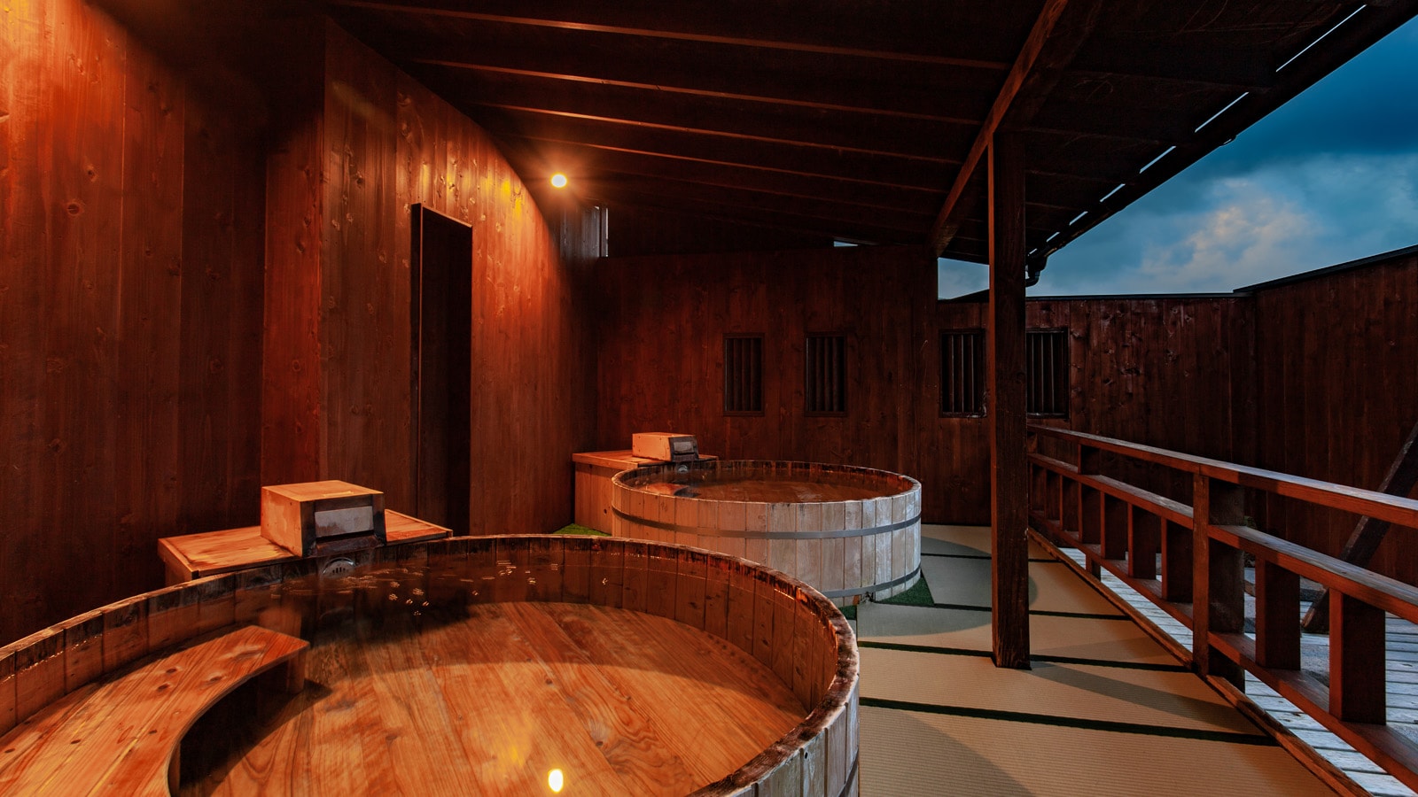 [Phòng tắm ngoài trời dành cho nam] Phòng tắm ngoài trời cũng được trải chiếu tatami. Bạn có thể tận hưởng một trong những phòng tắm tatami lớn nhất ở phía bắc Kanto.