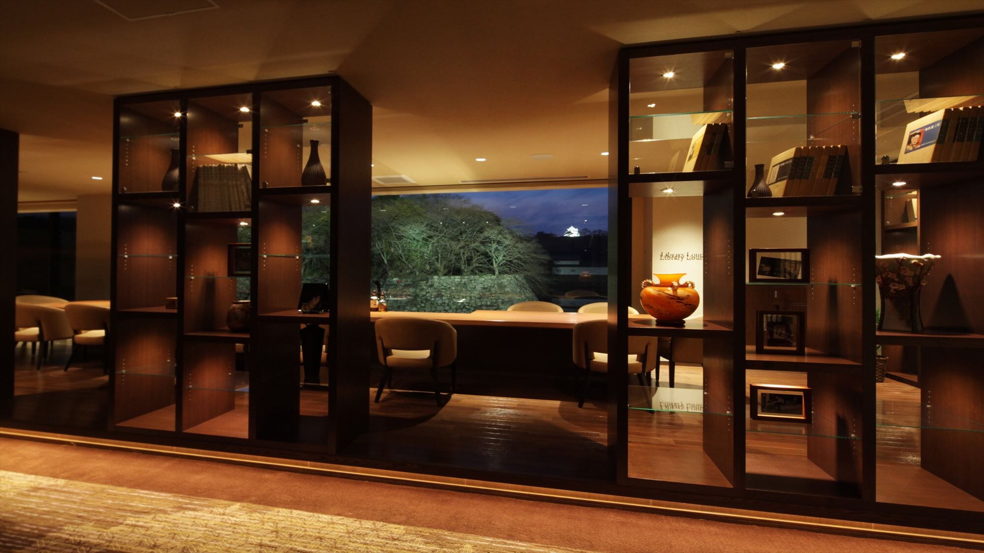 Library lounge / A space where you can relax and cherish your private time.