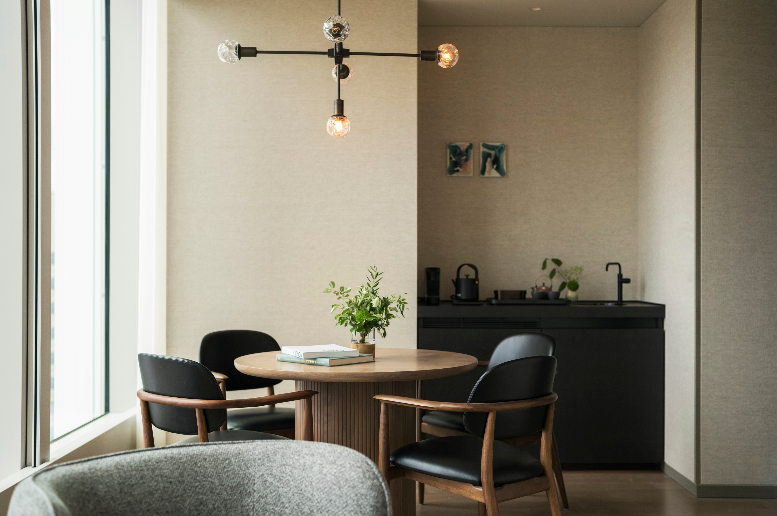 Deluxe Corner Suite King with Tower View Living