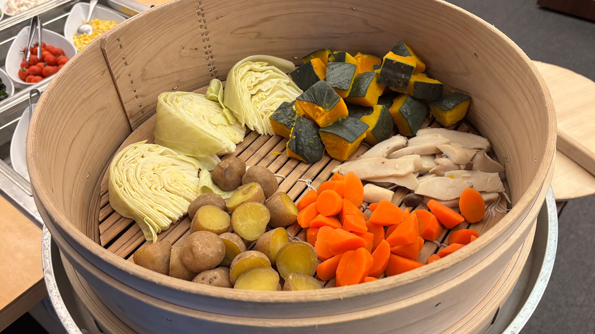 【自助早餐範例：蒸煮】根莖類蔬菜鮮嫩多汁，而綠葉蔬菜則保持清爽的口感。