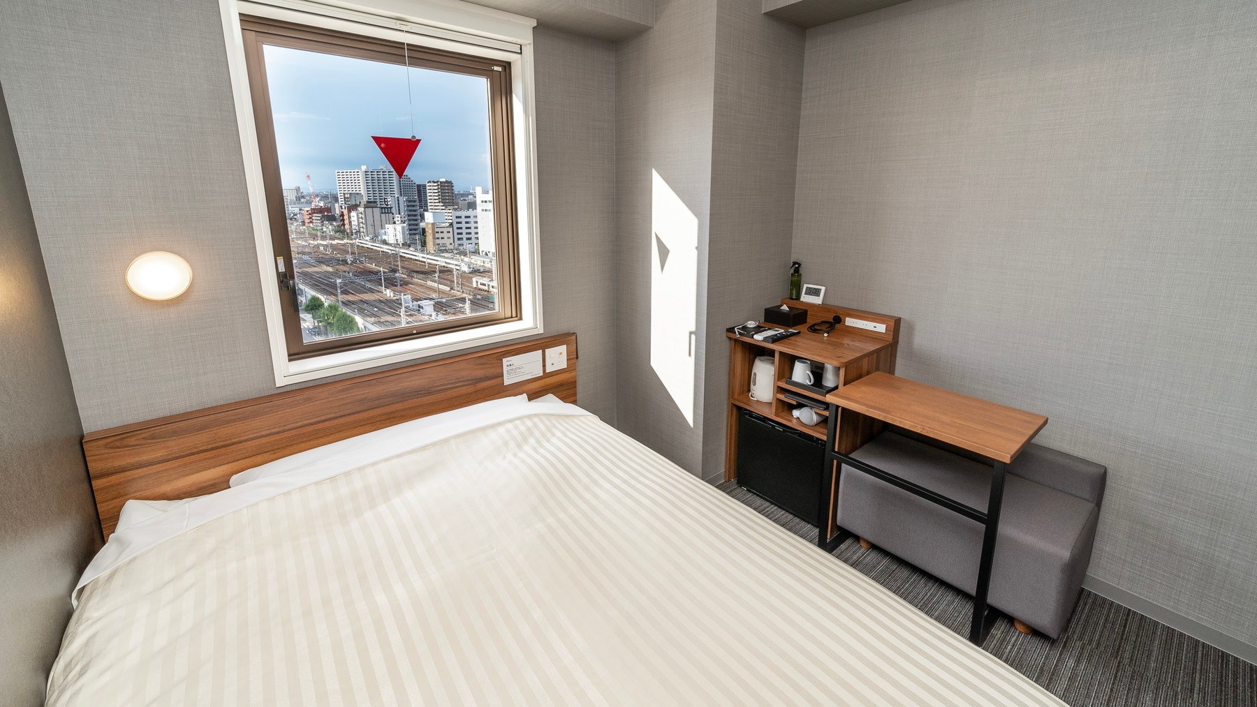 A 150cm wide bed and a mattress with just the right amount of firmness will ensure you a good night's sleep.