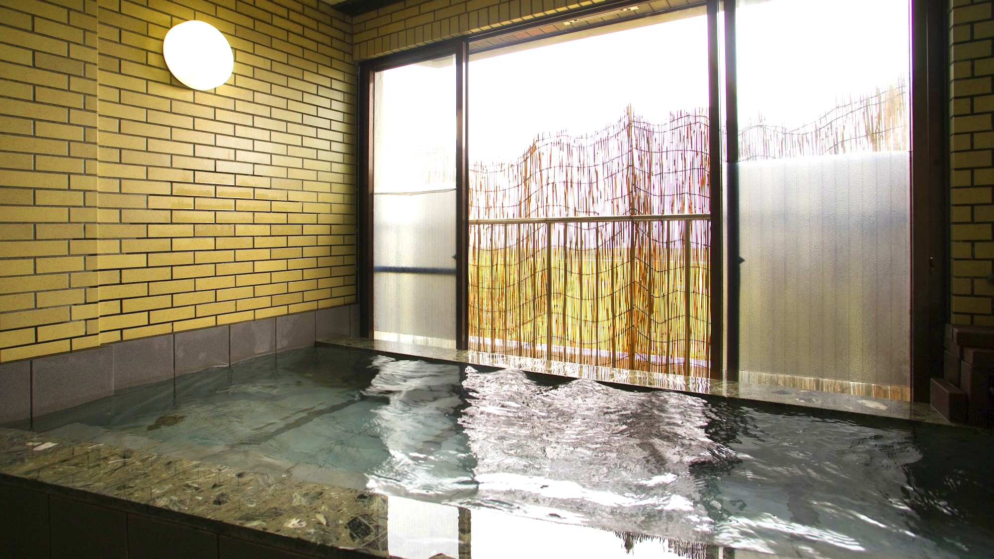 ห้องอาบน้ำรวมขนาดใหญ่ที่คุณสามารถอาบน้ำพร้อมชมทะเลญี่ปุ่นอันงดงามได้ แม้ว่าจะมีขนาดไม่ใหญ่นัก