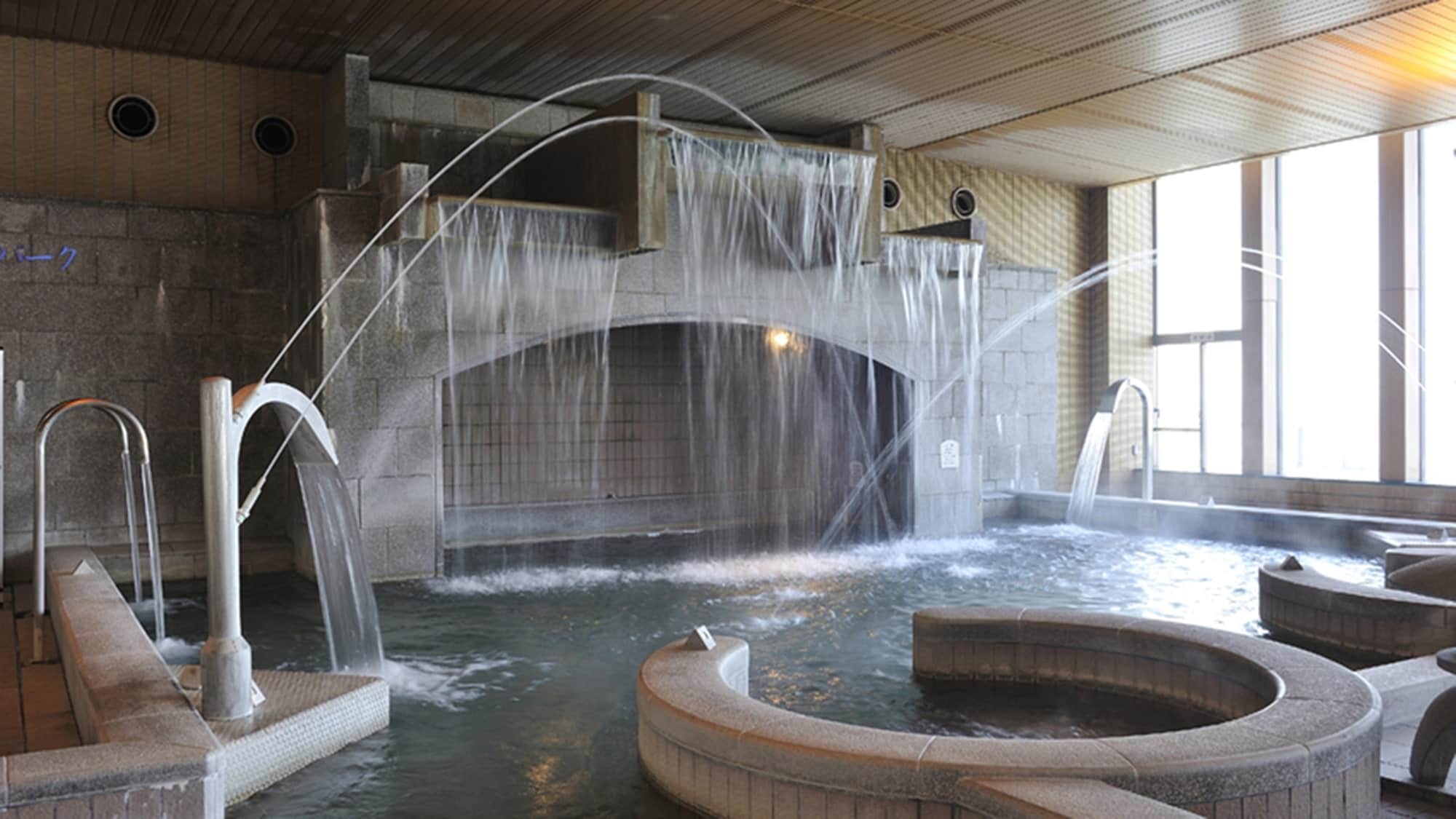 ** [Ryugu-tei Fuji-no-yu: Panoramic large bath, indoor bath (example)] Children will have a blast with the dynamic "big waterfall"!