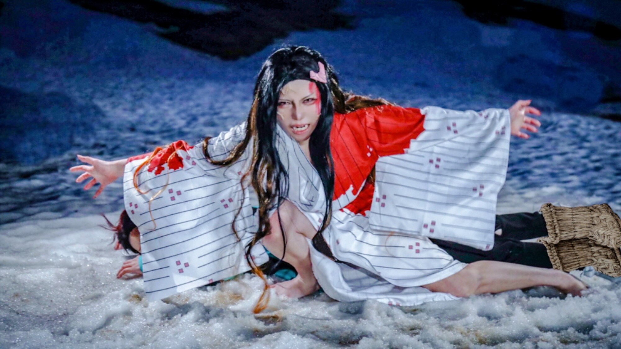 Pemotretan cosplay dapat dilakukan dengan latar belakang alam sekitar, cottage, dan interior hotel