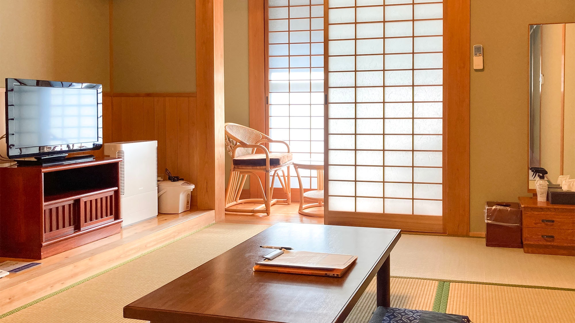 ・ [新樓日式房間]您可以一邊感受柔和的陽光，一邊放鬆身心。