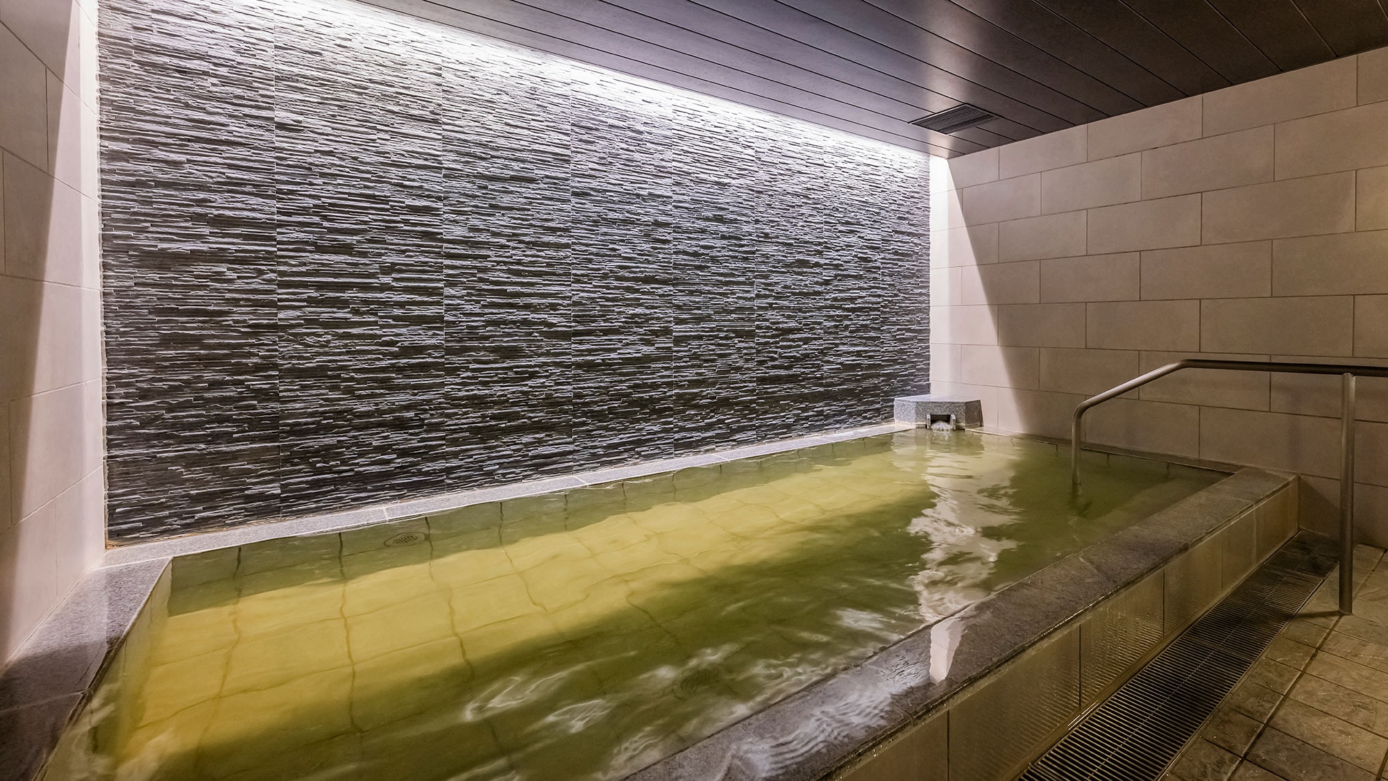 [Modern baths for a meditative mood.] Enjoy the three most famous hot springs - Noboribetsu, Toya, and Kitayuzawa - on a monthly basis.