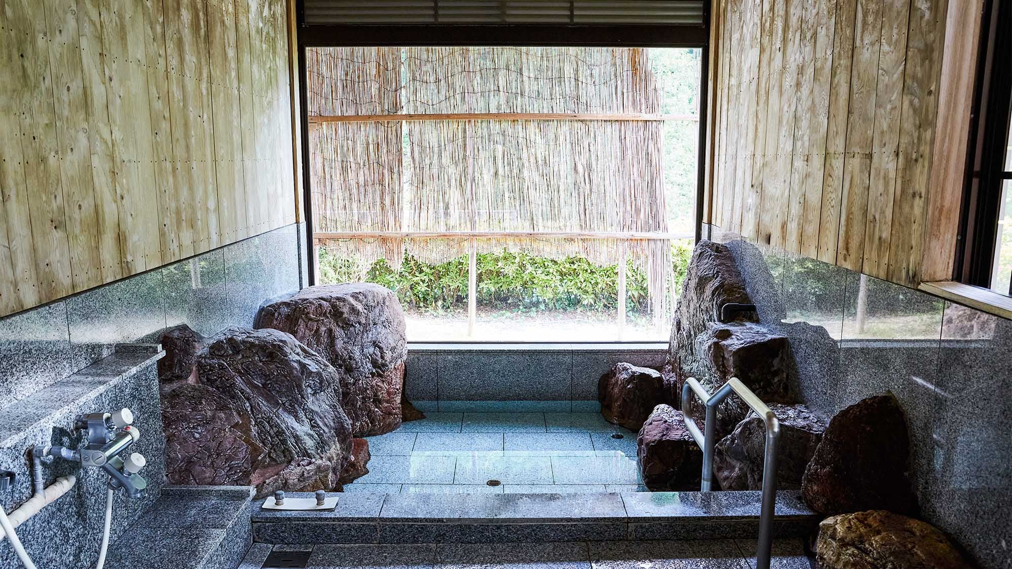 ・ [Family bath] There are two family baths in the annex.