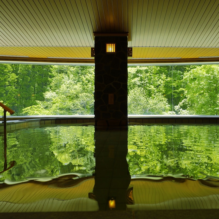 ห้องอาบน้ำในร่ม [ห้องอาบน้ำสาธารณะขนาดใหญ่] "ซังเก็ตสึ โนะ ยุ" ห้องอาบน้ำในร่ม...เพลิดเพลินไปกับน้ำที่ไหลอย่างอิสระจากน้ำพุร้อนของเราในอ่างที่มองเห็นวิวธรรมชาติอันกว้างใหญ่