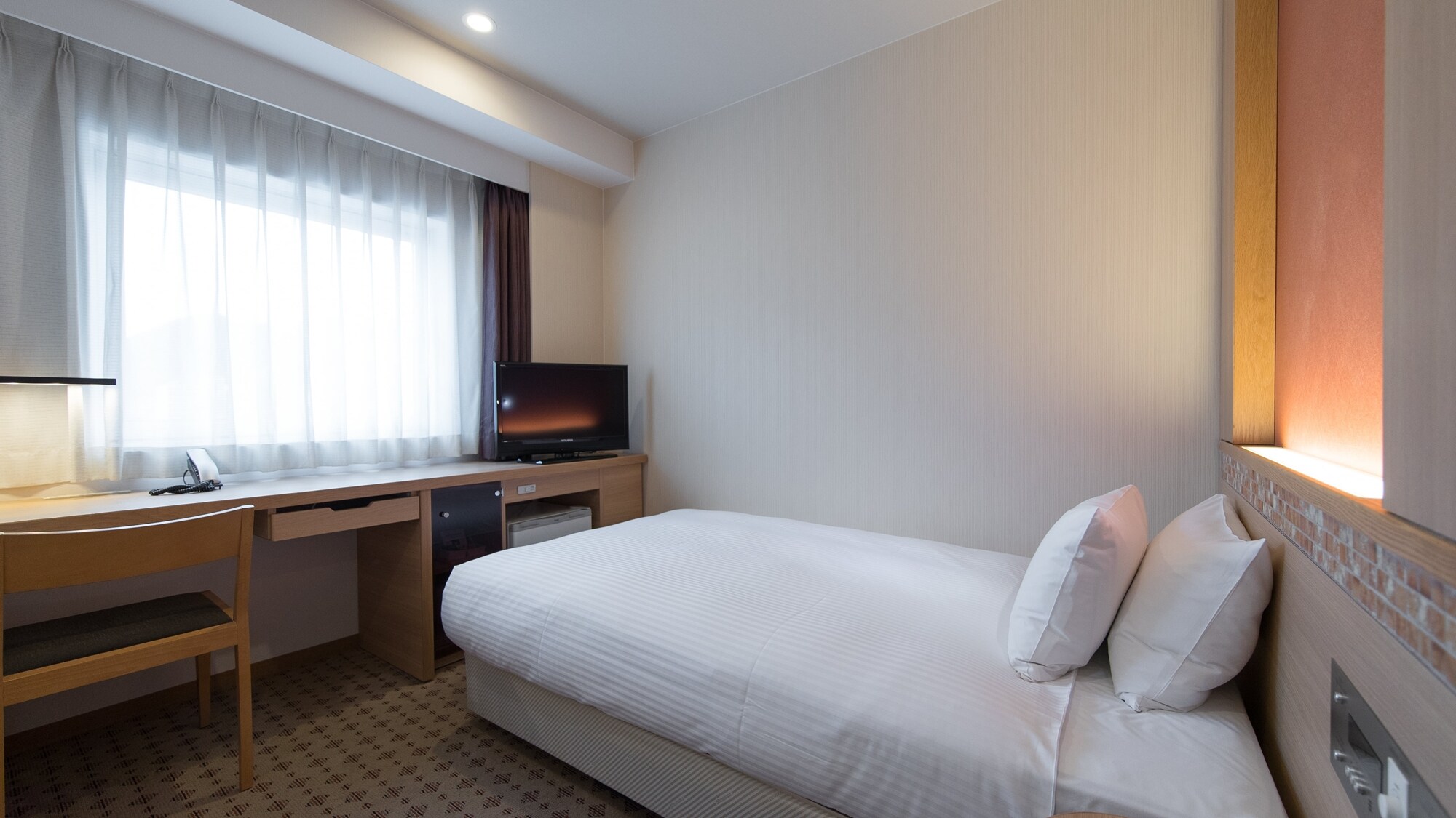 [Standard Double 15㎡] A neat and tidy room with a desk layout on the window side
