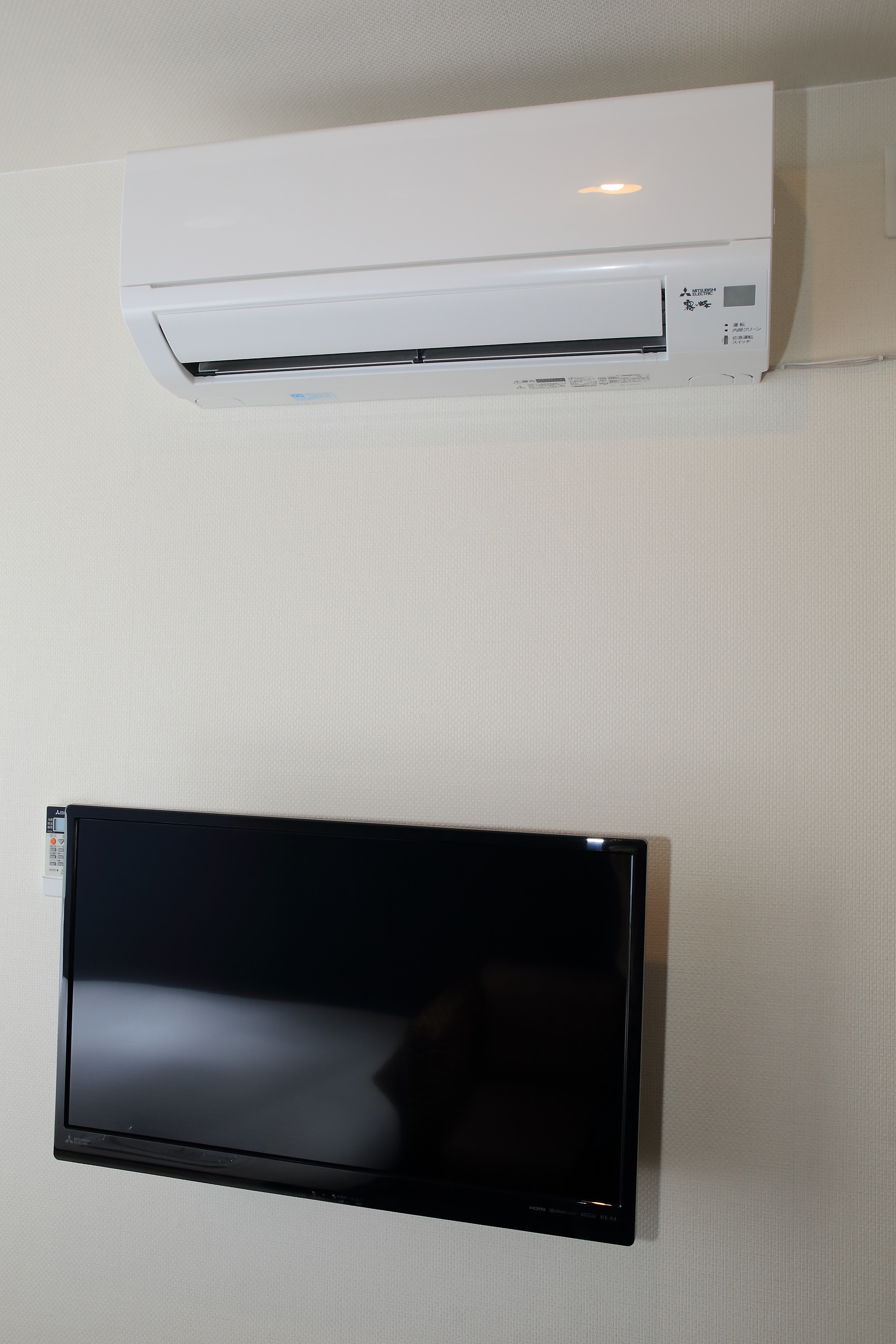 AC individu, TV 32 inci yang terpasang di dinding
