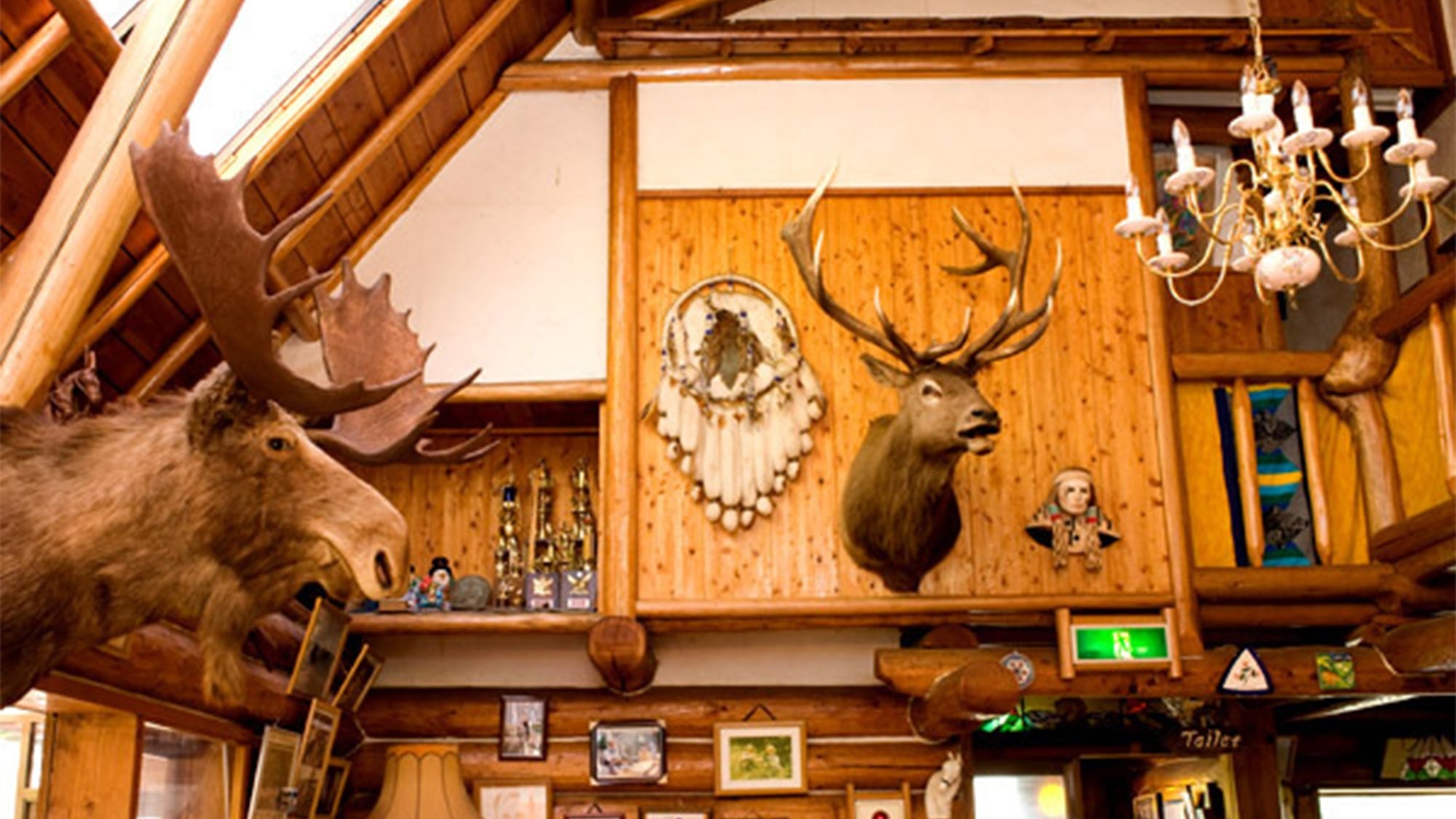 ・ Many horse figurines are displayed in the main log house.