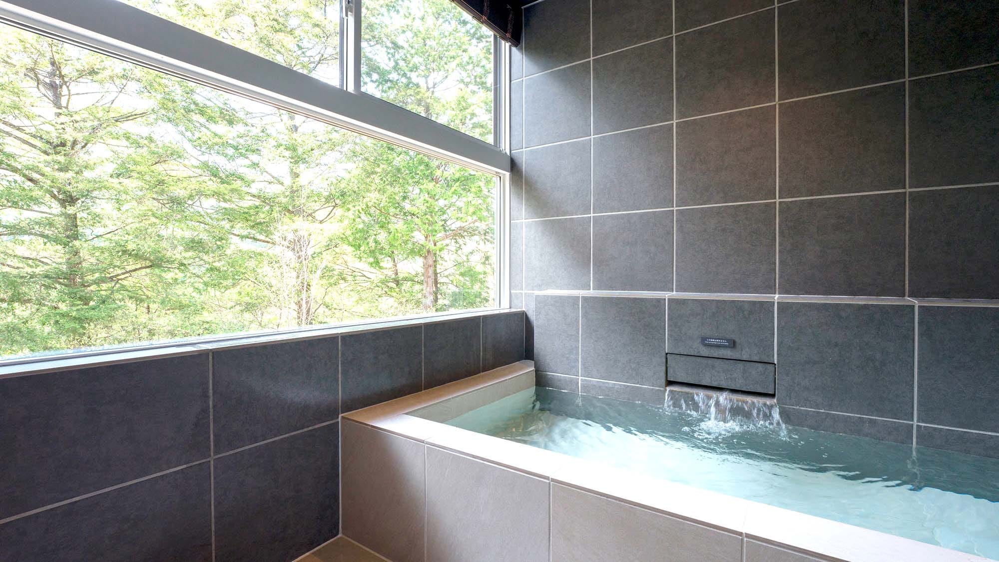 [Bathroom] Relax and refresh in the natural hot springs at any time you like.