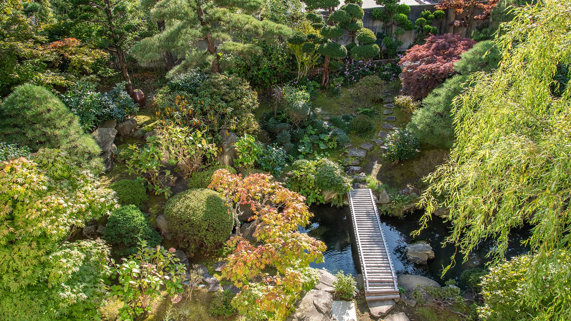 * [View from the 10 tatami Japanese-style room facing the garden] The greenery of the Japanese garden stands out in this purely Japanese-style room.