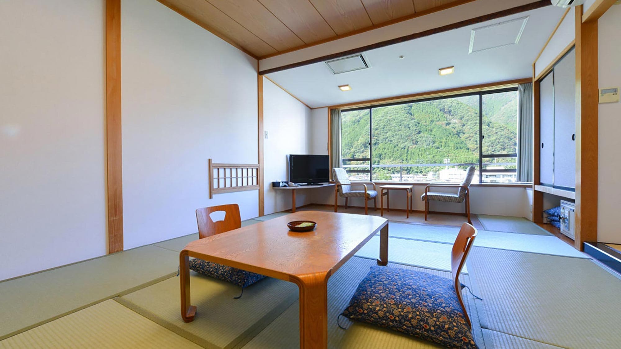 Superior room with Japanese-style indoor bath (Gekkokan)