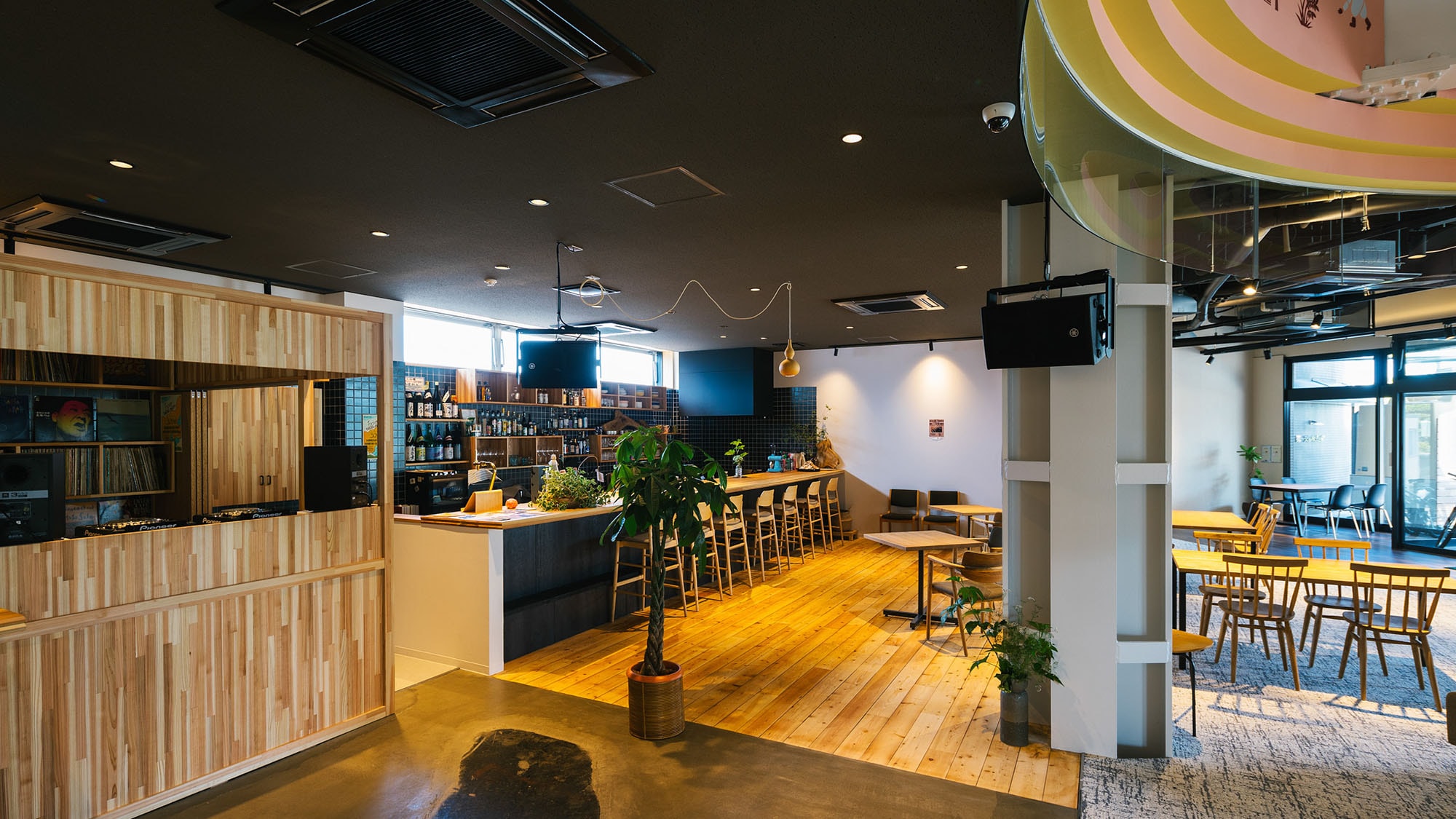 ・【咖啡廳＆音樂】「bom」是可以一邊聽音樂一邊享用美食、甜點、飲料的空間。